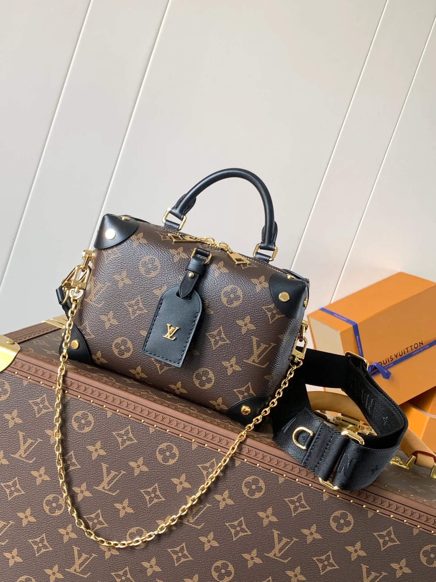 💰880 Top original order, M45531 peach color M45571 black Petite Malle Souple handbag is made of Monogram canvas, integrated with riveted leather corners and leather nameplate, which tells the inheritance of box making, with nautical style chain, Louis Vuitton Malletier embroidery and detachable wide shoulder strap. Dimensions: 20.0 x 14.0 x 7.5 cm