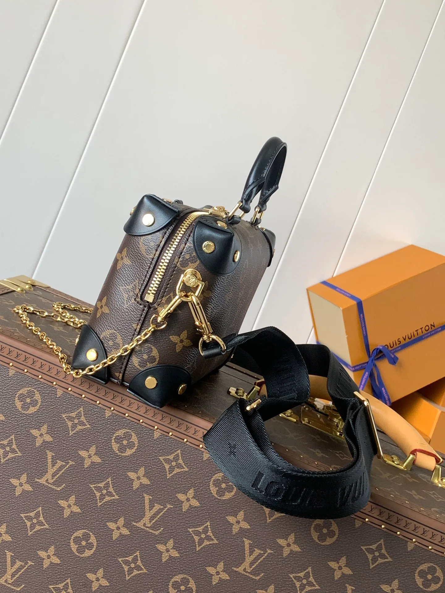 💰880 Top original order, M45531 peach color M45571 black Petite Malle Souple handbag is made of Monogram canvas, integrated with riveted leather corners and leather nameplate, which tells the inheritance of box making, with nautical style chain, Louis Vuitton Malletier embroidery and detachable wide shoulder strap. Dimensions: 20.0 x 14.0 x 7.5 cm