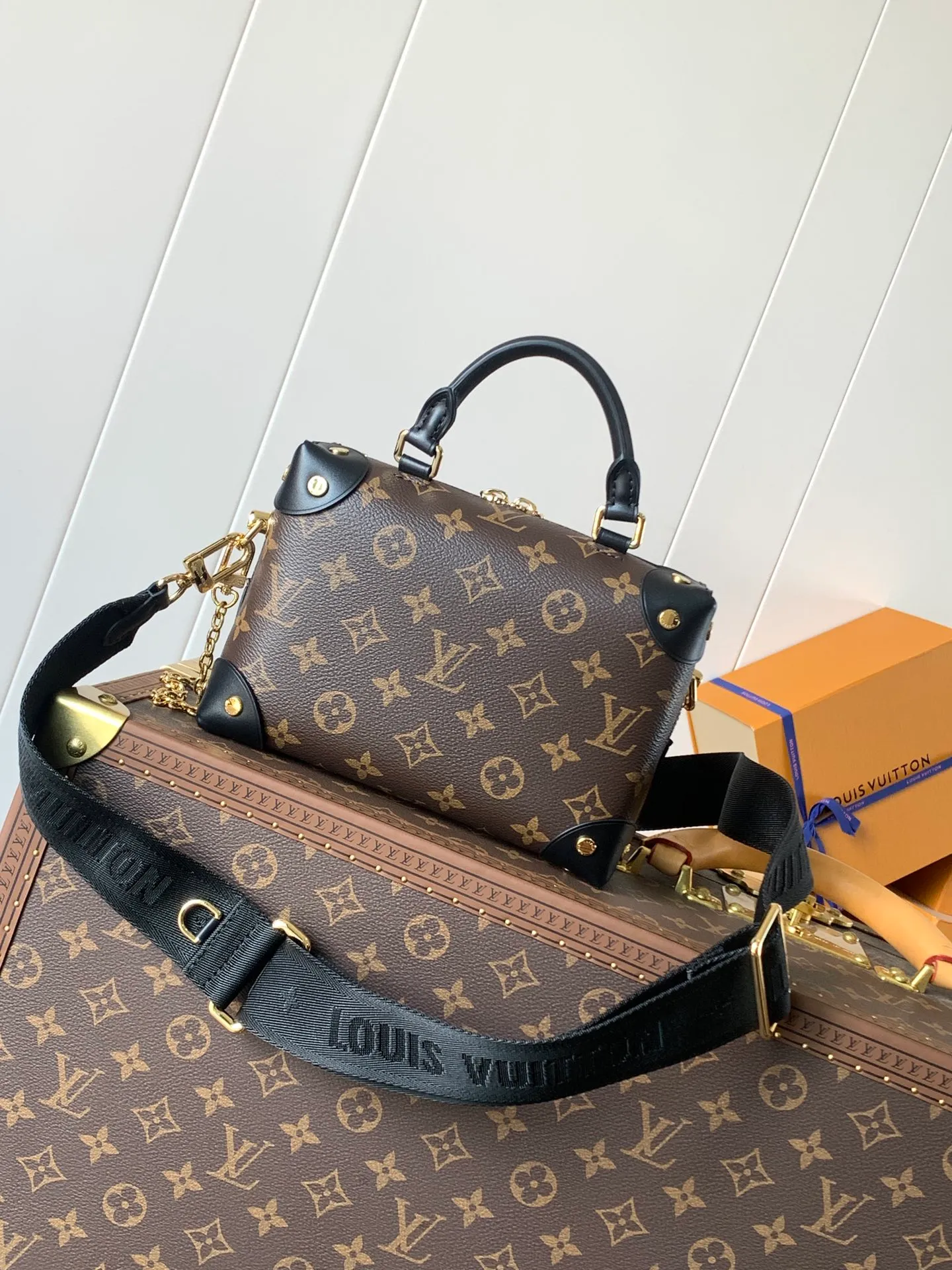 💰880 Top original order, M45531 peach color M45571 black Petite Malle Souple handbag is made of Monogram canvas, integrated with riveted leather corners and leather nameplate, which tells the inheritance of box making, with nautical style chain, Louis Vuitton Malletier embroidery and detachable wide shoulder strap. Dimensions: 20.0 x 14.0 x 7.5 cm