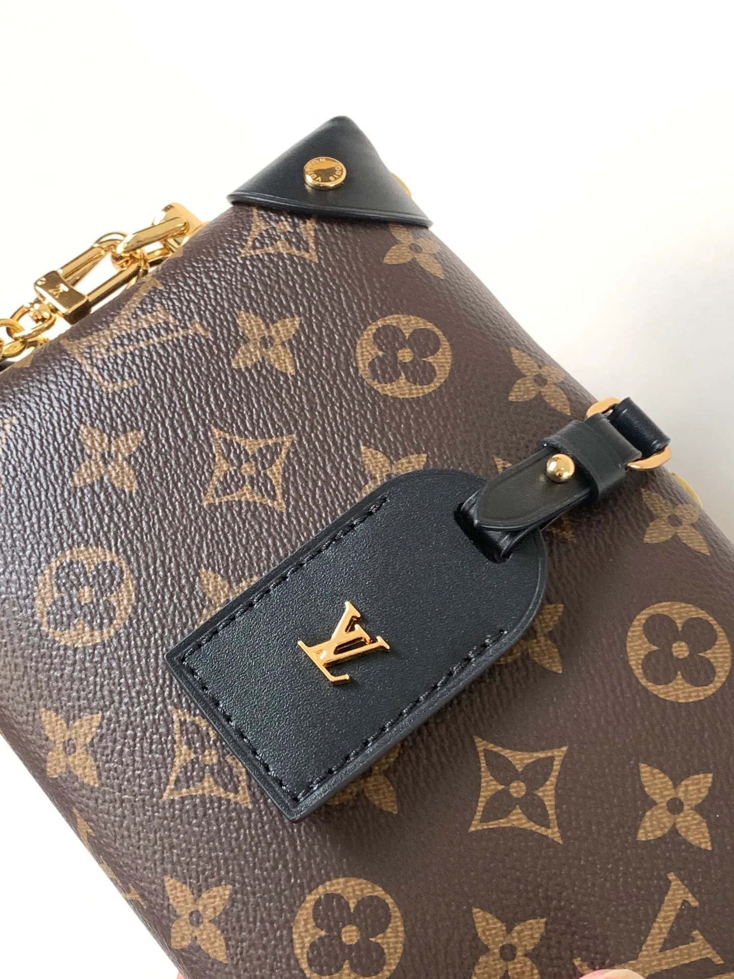 💰880 Top original order, M45531 peach color M45571 black Petite Malle Souple handbag is made of Monogram canvas, integrated with riveted leather corners and leather nameplate, which tells the inheritance of box making, with nautical style chain, Louis Vuitton Malletier embroidery and detachable wide shoulder strap. Dimensions: 20.0 x 14.0 x 7.5 cm