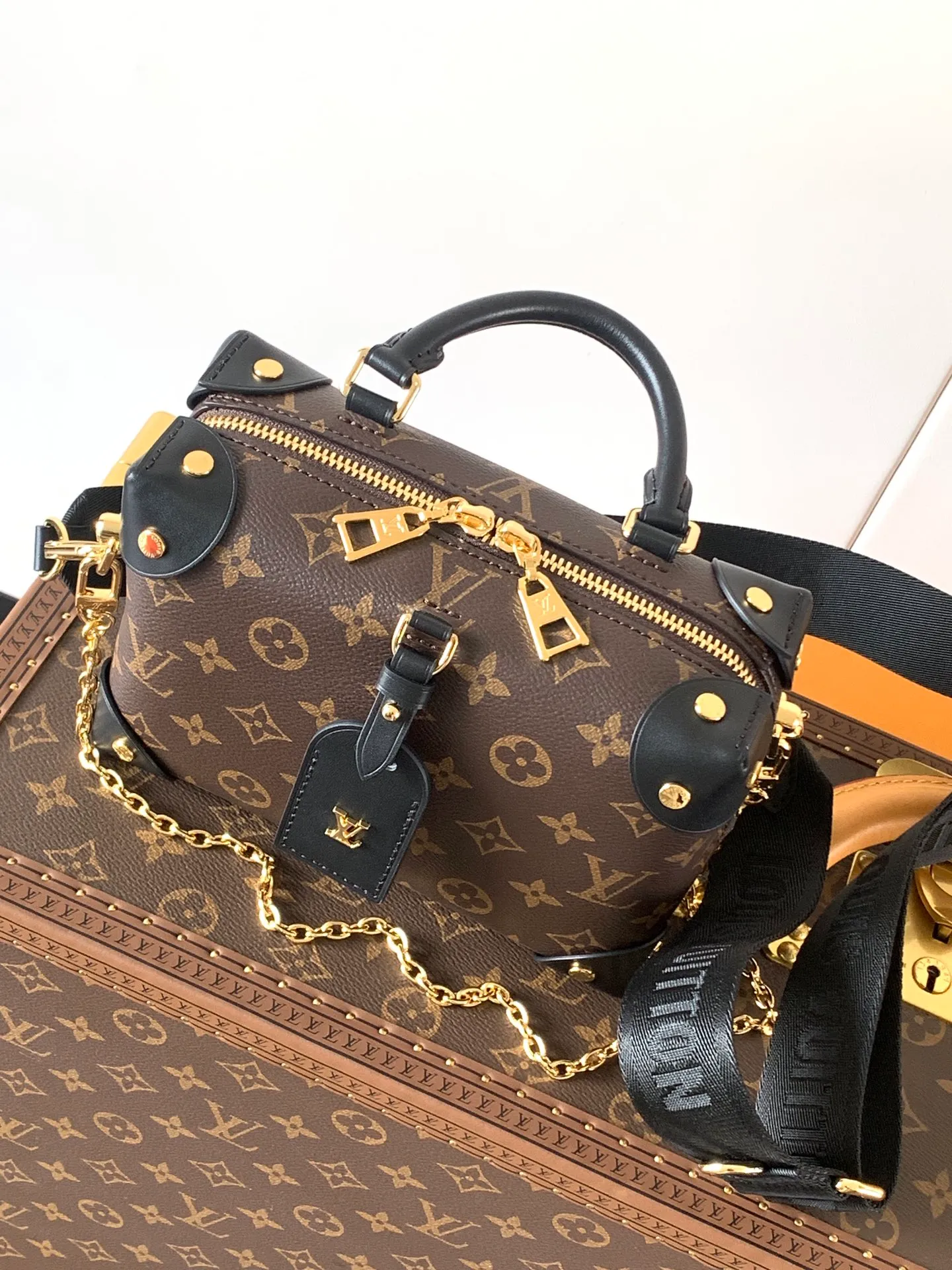 💰880 Top original order, M45531 peach color M45571 black Petite Malle Souple handbag is made of Monogram canvas, integrated with riveted leather corners and leather nameplate, which tells the inheritance of box making, with nautical style chain, Louis Vuitton Malletier embroidery and detachable wide shoulder strap. Dimensions: 20.0 x 14.0 x 7.5 cm