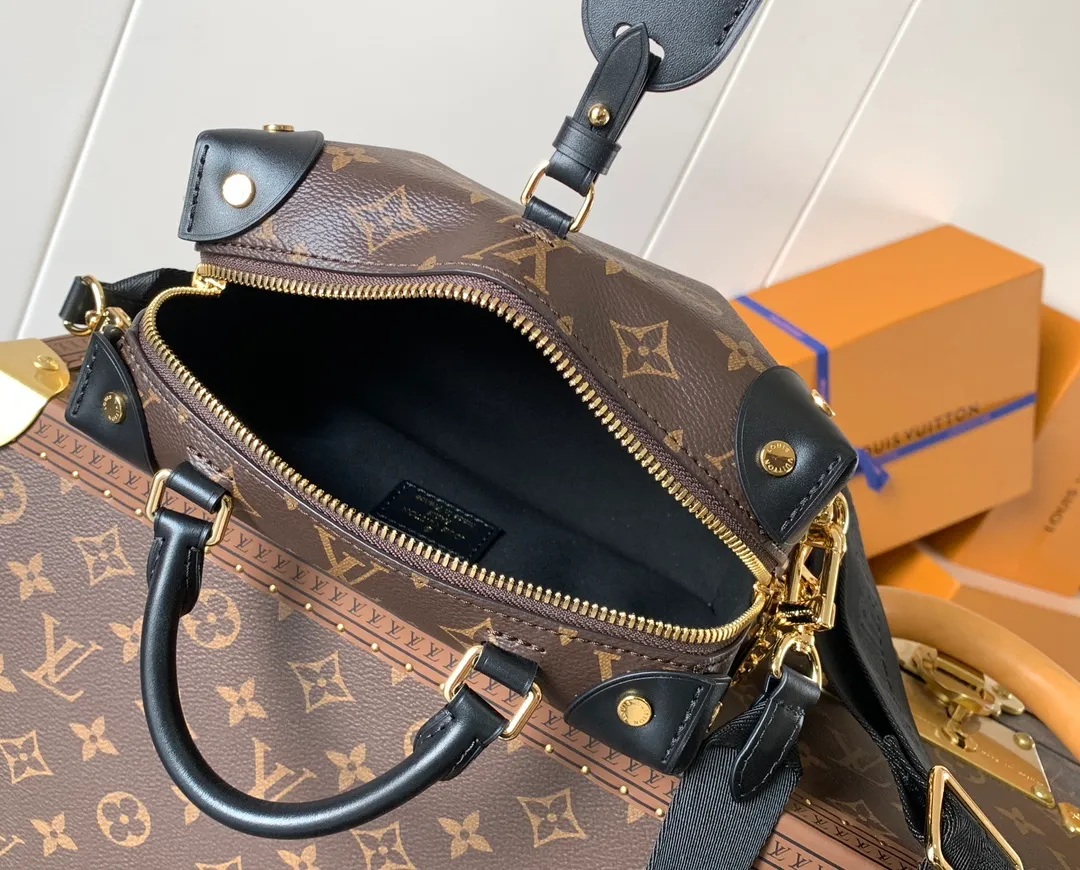 💰880 Top original order, M45531 peach color M45571 black Petite Malle Souple handbag is made of Monogram canvas, integrated with riveted leather corners and leather nameplate, which tells the inheritance of box making, with nautical style chain, Louis Vuitton Malletier embroidery and detachable wide shoulder strap. Dimensions: 20.0 x 14.0 x 7.5 cm