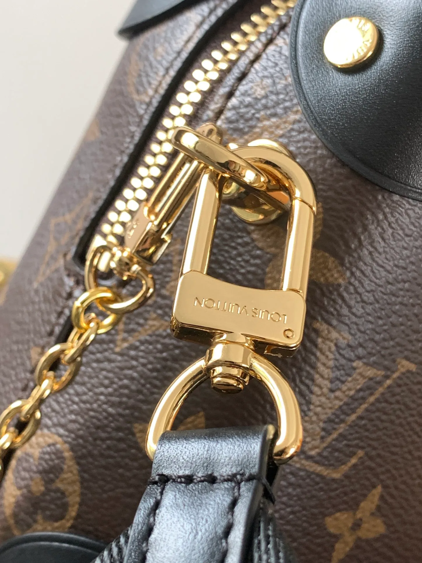 💰880 Top original order, M45531 peach color M45571 black Petite Malle Souple handbag is made of Monogram canvas, integrated with riveted leather corners and leather nameplate, which tells the inheritance of box making, with nautical style chain, Louis Vuitton Malletier embroidery and detachable wide shoulder strap. Dimensions: 20.0 x 14.0 x 7.5 cm