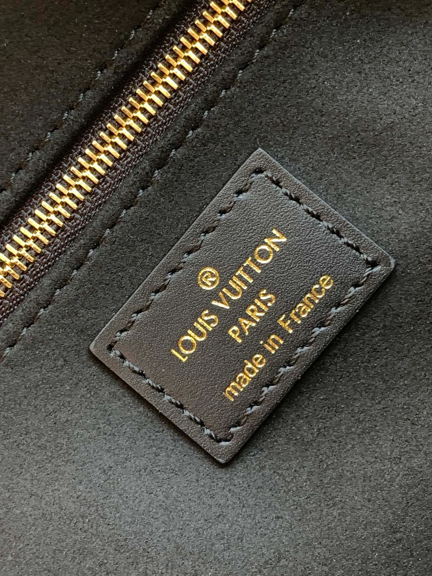 💰880 Top original order, M45531 peach color M45571 black Petite Malle Souple handbag is made of Monogram canvas, integrated with riveted leather corners and leather nameplate, which tells the inheritance of box making, with nautical style chain, Louis Vuitton Malletier embroidery and detachable wide shoulder strap. Dimensions: 20.0 x 14.0 x 7.5 cm