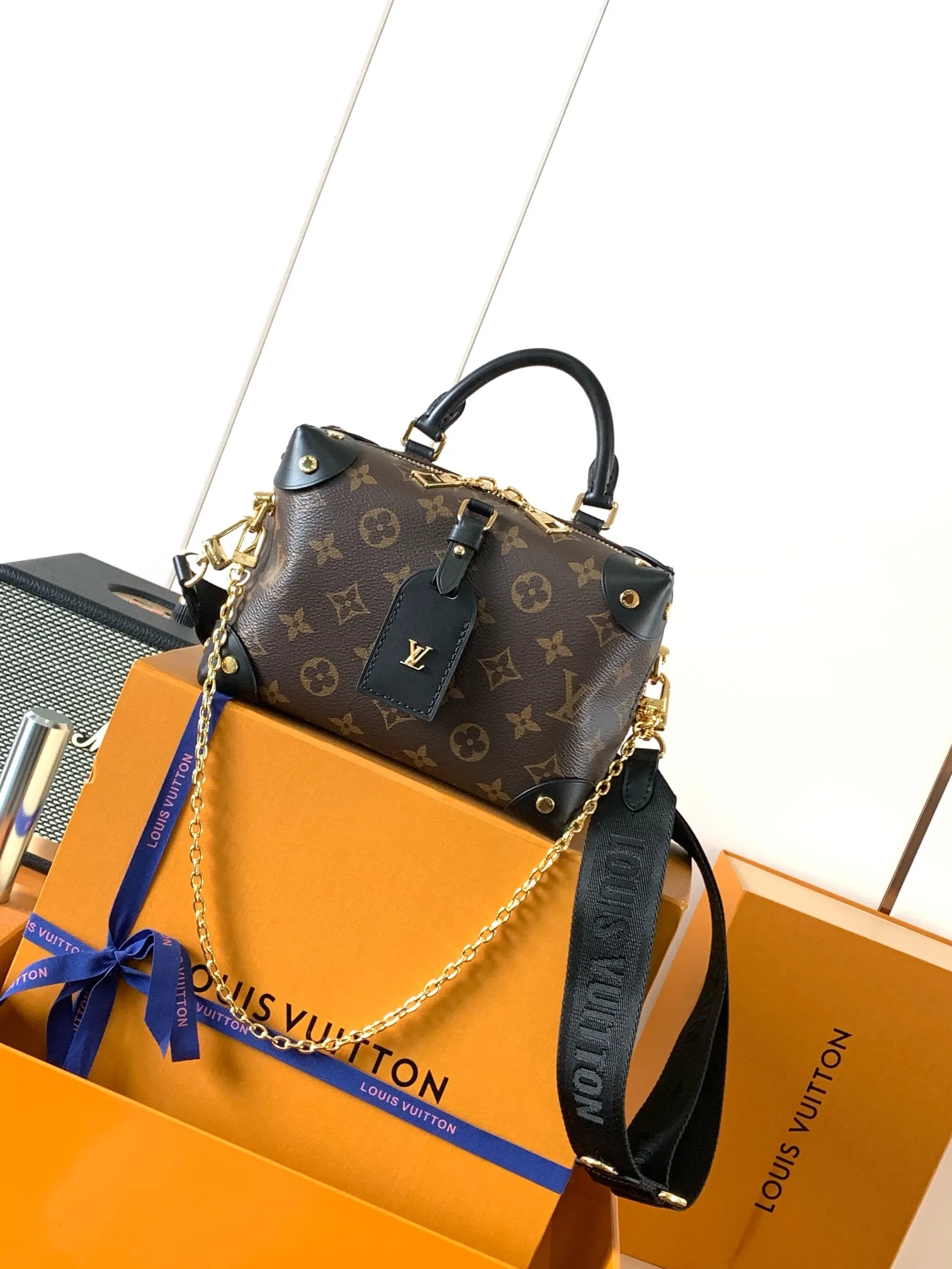💰880 Top original order, M45531 peach color M45571 black Petite Malle Souple handbag is made of Monogram canvas, integrated with riveted leather corners and leather nameplate, which tells the inheritance of box making, with nautical style chain, Louis Vuitton Malletier embroidery and detachable wide shoulder strap. Dimensions: 20.0 x 14.0 x 7.5 cm