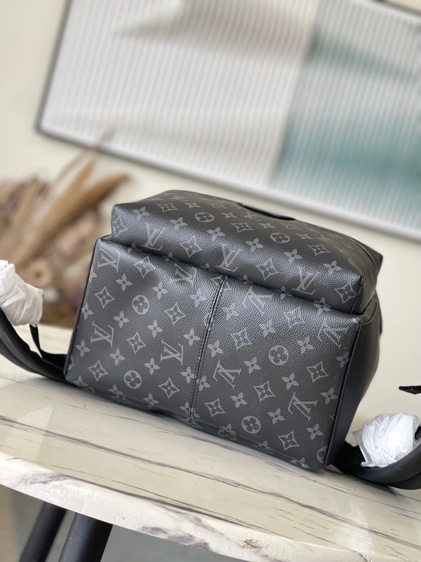 💰960 Top Original M22558 Small This Discovery small backpack is made of Monogram Eclipse canvas and continues its flexible functionality in a more compact configuration. Exterior pockets, zippered front pockets, and open side pockets provide easy access, while interior pockets keep things organized. Dimensions: 29 x 38 x 20 cm