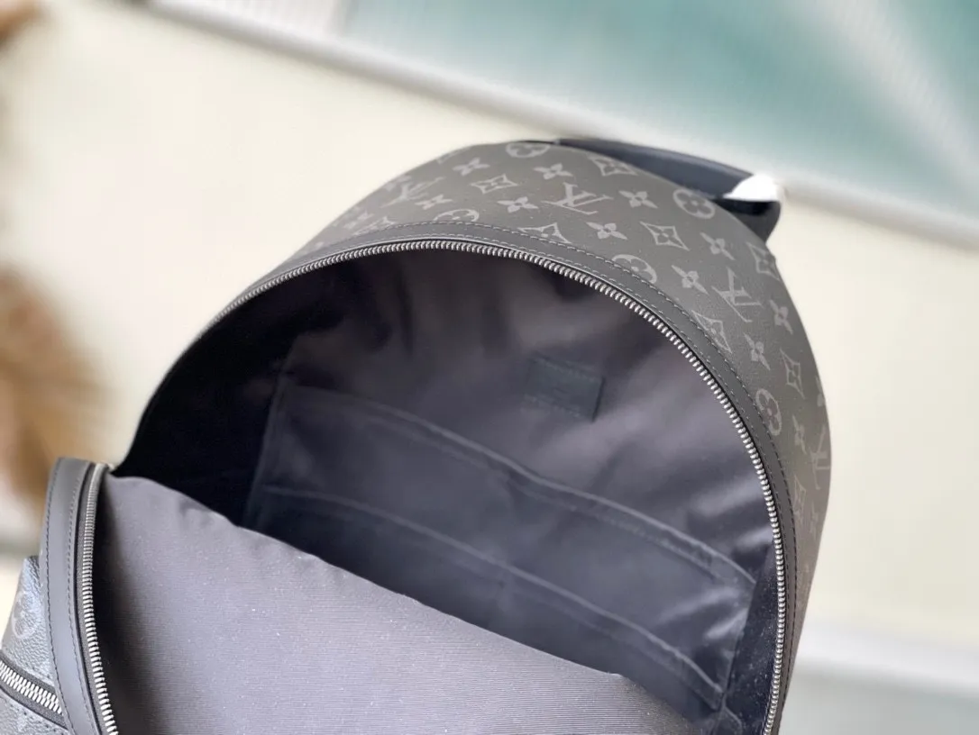💰960 Top Original M22558 Small This Discovery small backpack is made of Monogram Eclipse canvas and continues its flexible functionality in a more compact configuration. Exterior pockets, zippered front pockets, and open side pockets provide easy access, while interior pockets keep things organized. Dimensions: 29 x 38 x 20 cm