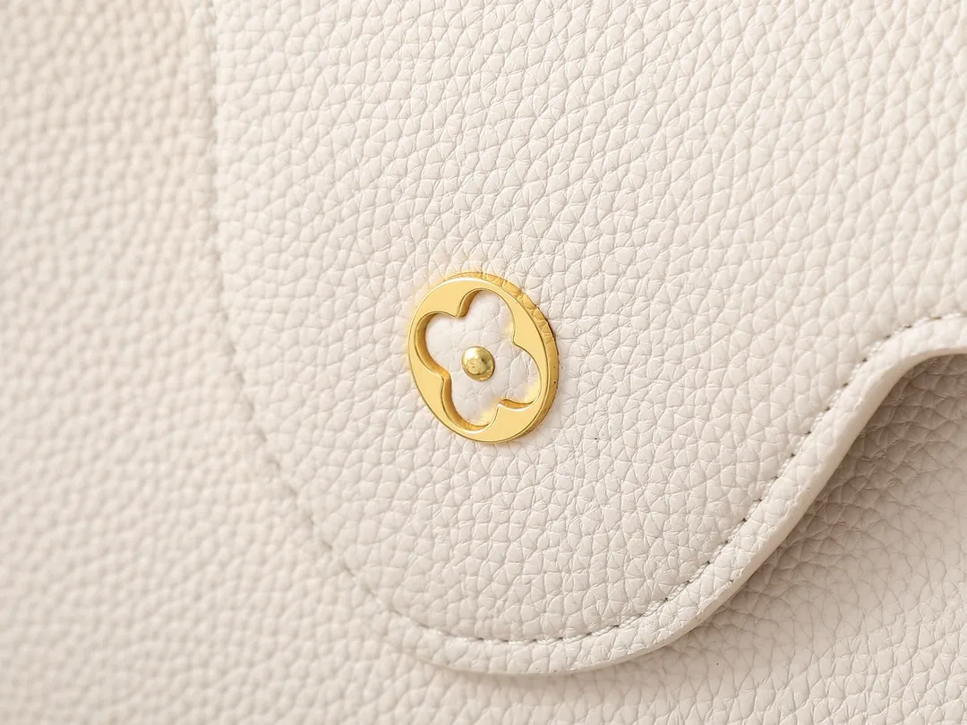 💰420💰Guangzhou goods Upgraded original M12135 M11964 M12751 This Capucines medium handbag draws inspiration from the brand’s classic hard suitcase, transforming the iconic Malletage element into a diamond-shaped metal decoration, which complements the Taurillon cow leather bag body. The pocket design makes it easy to store what you need on the go, and the detachable shoulder strap allows for a variety of carrying methods. Dimensions: 31.05 x 20.0 x 11.0 cm (length x height x width)
