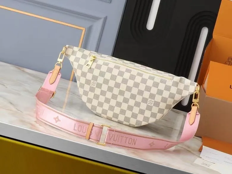 P200💰 Upgrade the original M46784 M43644 belt bag! Chest pack! The definition of casual chic: the high-rise tote is made from Montague-coated canvas with details like a removable name tag on the natural cowhide that symbolizes the house. Removable textile strap adds a sporty touch. The soft canvas feels soft against the body, while the ultra-thin design allows for underwear to be worn 💠Size 38×16×7.5cm680 (length x height x width)
