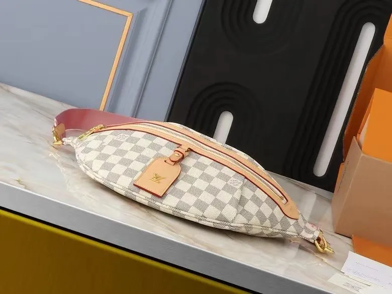 P200💰 Upgrade the original M46784 M43644 belt bag! Chest pack! The definition of casual chic: the high-rise tote is made from Montague-coated canvas with details like a removable name tag on the natural cowhide that symbolizes the house. Removable textile strap adds a sporty touch. The soft canvas feels soft against the body, while the ultra-thin design allows for underwear to be worn 💠Size 38×16×7.5cm680 (length x height x width)
