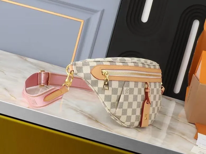 P200💰 Upgrade the original M46784 M43644 belt bag! Chest pack! The definition of casual chic: the high-rise tote is made from Montague-coated canvas with details like a removable name tag on the natural cowhide that symbolizes the house. Removable textile strap adds a sporty touch. The soft canvas feels soft against the body, while the ultra-thin design allows for underwear to be worn 💠Size 38×16×7.5cm680 (length x height x width)