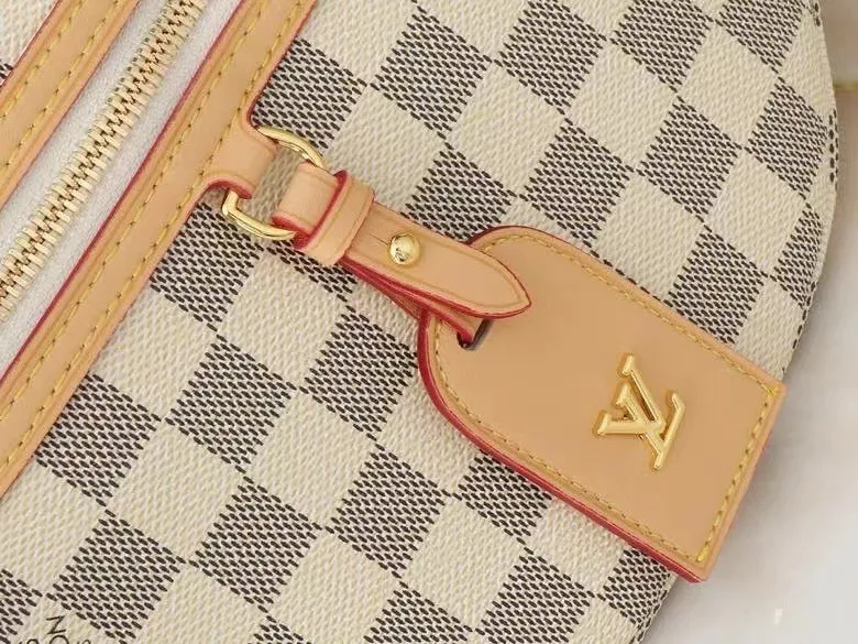 P200💰 Upgrade the original M46784 M43644 belt bag! Chest pack! The definition of casual chic: the high-rise tote is made from Montague-coated canvas with details like a removable name tag on the natural cowhide that symbolizes the house. Removable textile strap adds a sporty touch. The soft canvas feels soft against the body, while the ultra-thin design allows for underwear to be worn 💠Size 38×16×7.5cm680 (length x height x width)