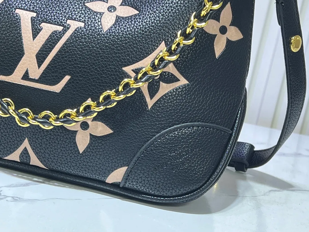 Batch 260💰Upgraded original M13224 M12930 M45832 M45831 Chain bag croissant series KOREA PRE-LAUNCH handbag This season's Boulogne bag uses Monogram Amprent leather material to reinterpret a symbolic design that can be used in multiple ways. Like existing designs made of canvas, various styles of items can be produced. Internal flat pocket that can store large-sized smartphones. A new version with a braided chain woven with gold hardware that creates a high-class and strong atmosphere. 16 x 9.5 x 29 cm.