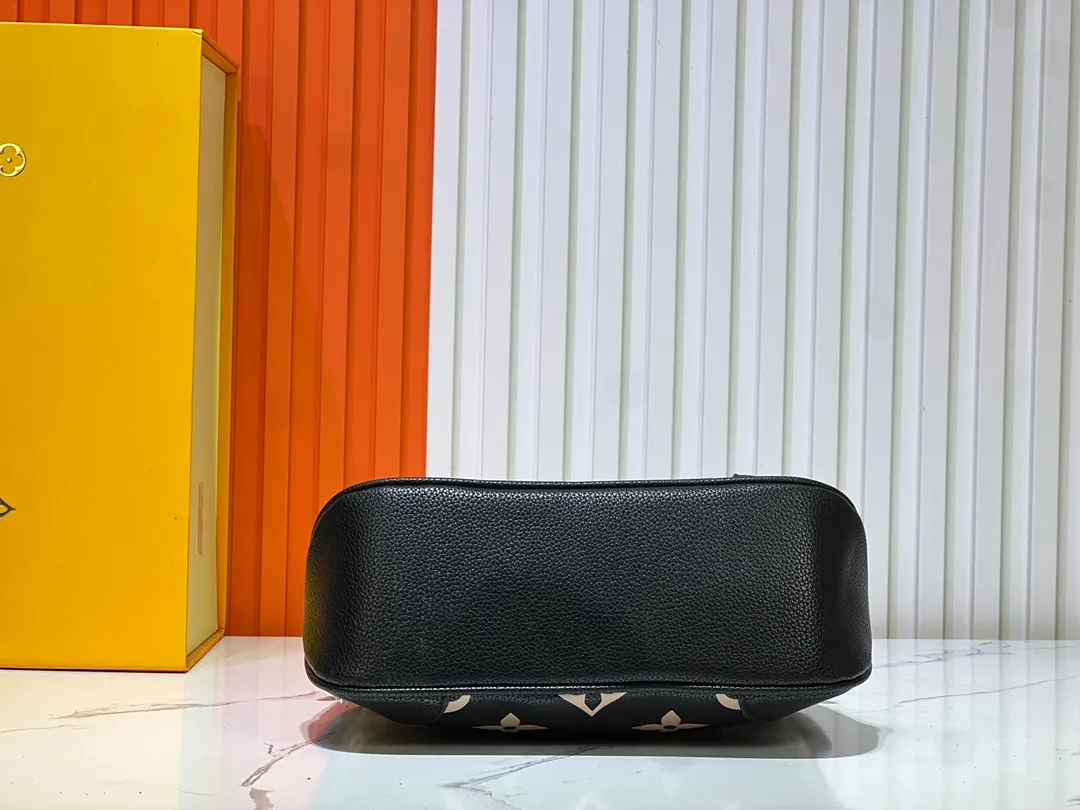 Batch 260💰Upgraded original M13224 M12930 M45832 M45831 Chain bag croissant series KOREA PRE-LAUNCH handbag This season's Boulogne bag uses Monogram Amprent leather material to reinterpret a symbolic design that can be used in multiple ways. Like existing designs made of canvas, various styles of items can be produced. Internal flat pocket that can store large-sized smartphones. A new version with a braided chain woven with gold hardware that creates a high-class and strong atmosphere. 16 x 9.5 x 29 cm.