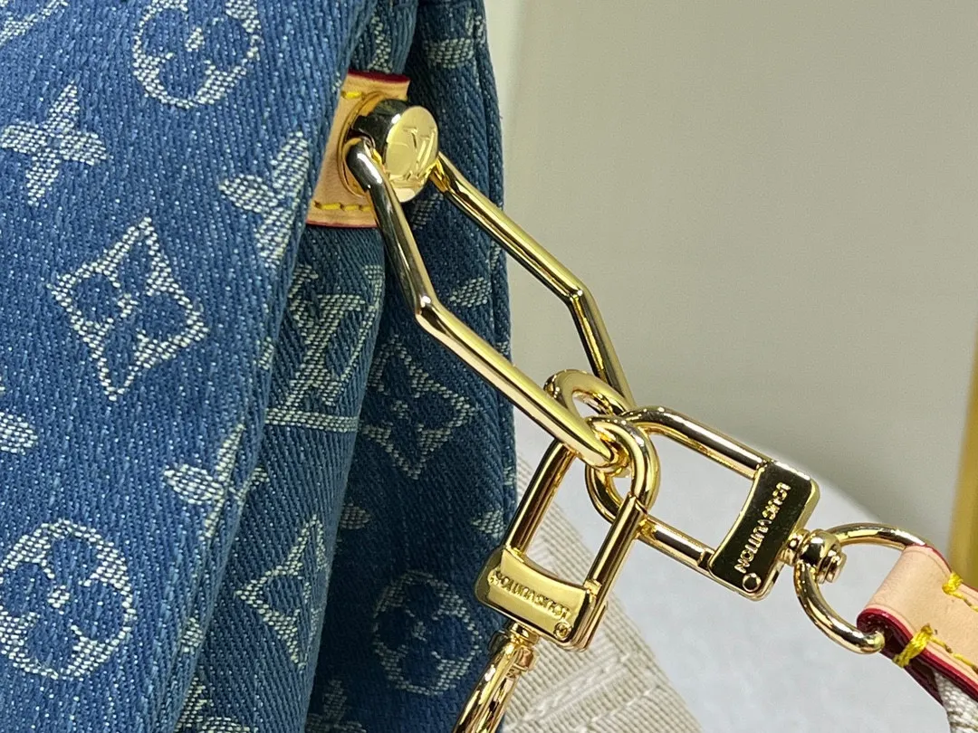 Batch 280💰Changing yellow leather Upgraded original M57790 M24564 This Coussin small handbag is made of new season cotton denim to give it a refreshing atmosphere, and relies on bleaching and sand washing processes to achieve a unique look. With the detachable thick chain and wide fabric shoulder strap, the lightweight carrying experience has been upgraded again. Dimensions: 26 x 20 x 12cm
