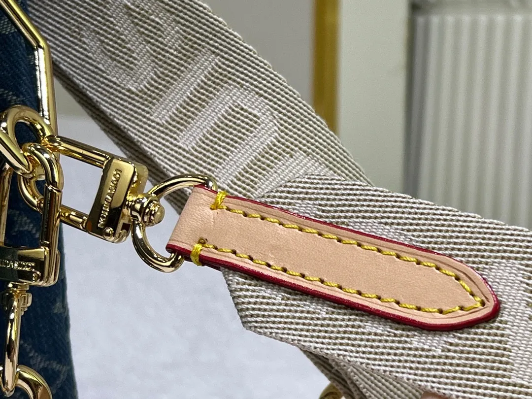 Batch 280💰Changing yellow leather Upgraded original M57790 M24564 This Coussin small handbag is made of new season cotton denim to give it a refreshing atmosphere, and relies on bleaching and sand washing processes to achieve a unique look. With the detachable thick chain and wide fabric shoulder strap, the lightweight carrying experience has been upgraded again. Dimensions: 26 x 20 x 12cm