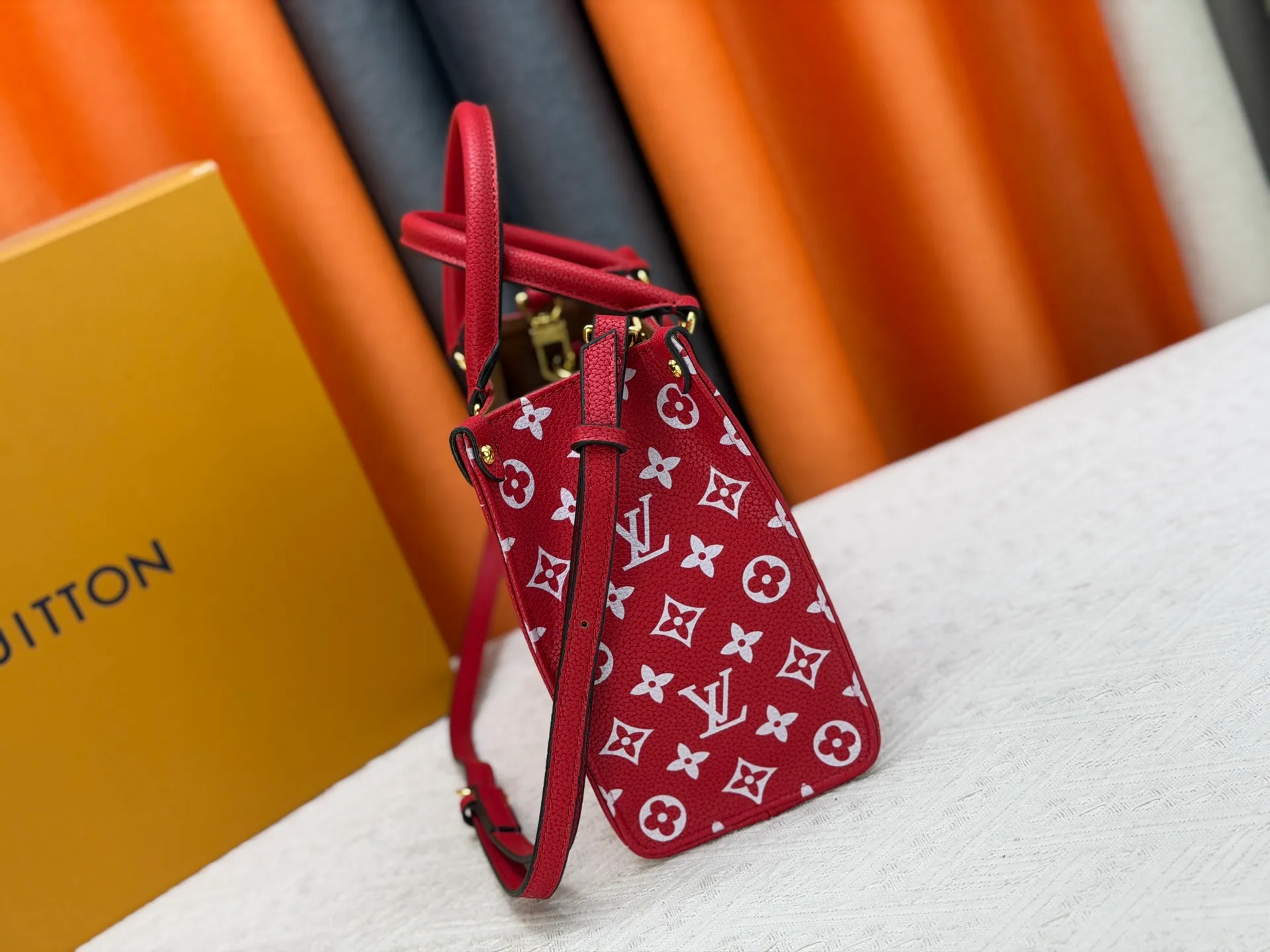 P260 Upgraded original version (latest color) M10303 M45659 M46373 M44571 This OnTheGo small tote bag draws inspiration from the classic Sac Plat handbag in 1968. It is made of Monogram Empreinte leather embossed with the Giant Monogram pattern to create a miniature version, which can store daily necessities such as a mini tablet. Designed handles and a detachable and adjustable shoulder strap enrich the carrying options. Dimensions: 25.0 x 19.0 x 11.5 cm (length x height x width)