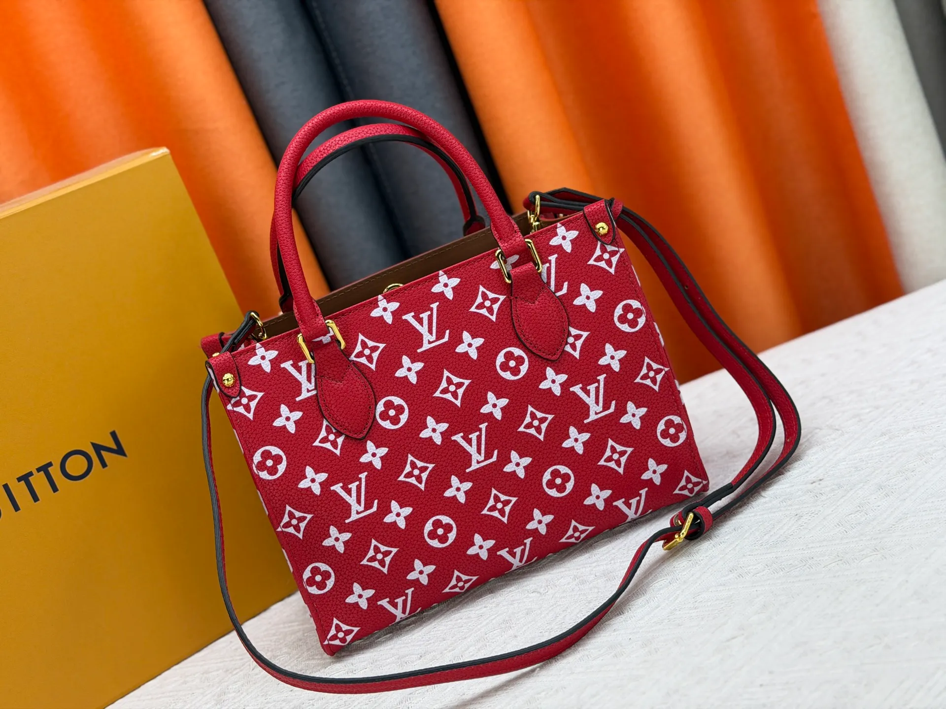 P260 Upgraded original version (latest color) M10303 M45659 M46373 M44571 This OnTheGo small tote bag draws inspiration from the classic Sac Plat handbag in 1968. It is made of Monogram Empreinte leather embossed with the Giant Monogram pattern to create a miniature version, which can store daily necessities such as a mini tablet. Designed handles and a detachable and adjustable shoulder strap enrich the carrying options. Dimensions: 25.0 x 19.0 x 11.5 cm (length x height x width)