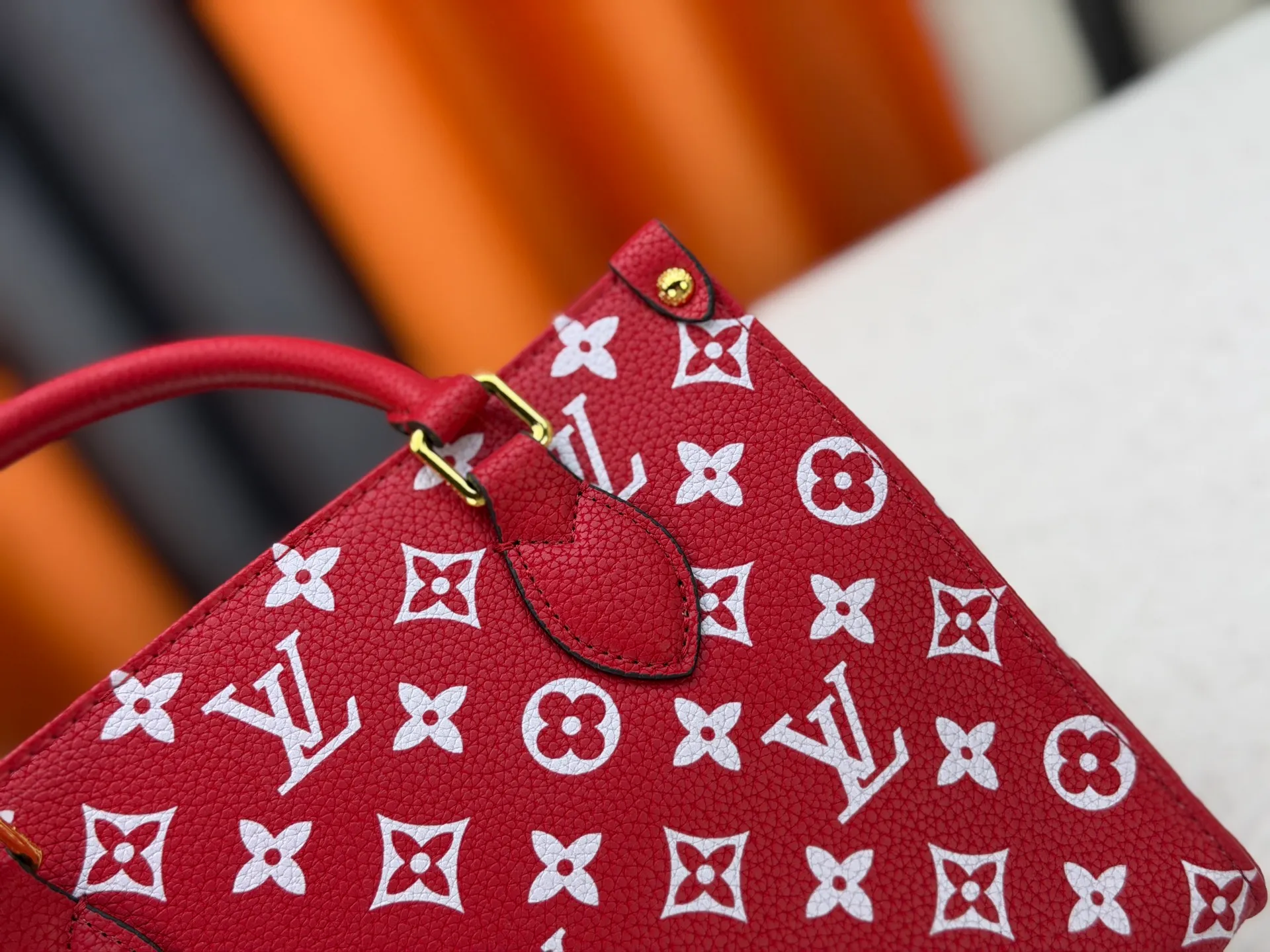 P260 Upgraded original version (latest color) M10303 M45659 M46373 M44571 This OnTheGo small tote bag draws inspiration from the classic Sac Plat handbag in 1968. It is made of Monogram Empreinte leather embossed with the Giant Monogram pattern to create a miniature version, which can store daily necessities such as a mini tablet. Designed handles and a detachable and adjustable shoulder strap enrich the carrying options. Dimensions: 25.0 x 19.0 x 11.5 cm (length x height x width)