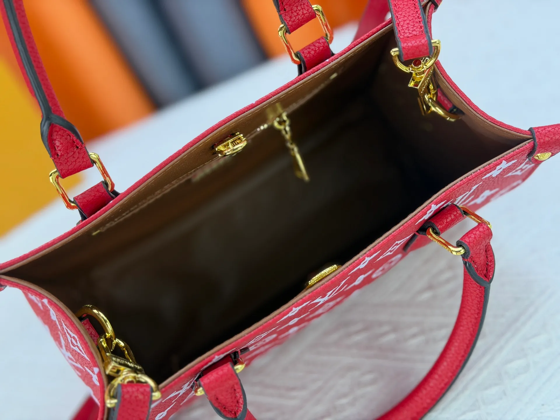 P260 Upgraded original version (latest color) M10303 M45659 M46373 M44571 This OnTheGo small tote bag draws inspiration from the classic Sac Plat handbag in 1968. It is made of Monogram Empreinte leather embossed with the Giant Monogram pattern to create a miniature version, which can store daily necessities such as a mini tablet. Designed handles and a detachable and adjustable shoulder strap enrich the carrying options. Dimensions: 25.0 x 19.0 x 11.5 cm (length x height x width)