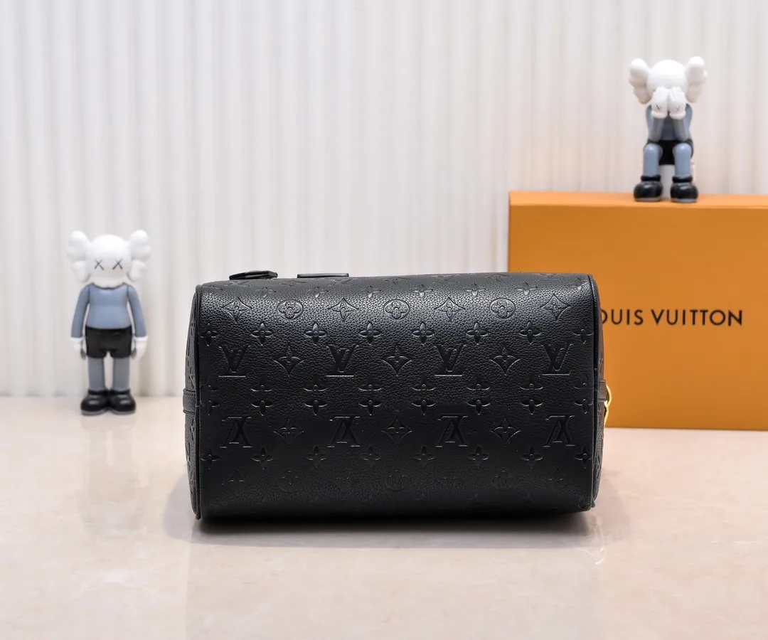 Batch 300💰Upgraded from the original M47186 M11323 M40391 This Speedy Soft 30 handbag renews the classic design of the Speedy handbag, using Monogram Empreinte leather and suede cowhide lining to create a light and soft structure. Whether carried by hand, cross-body or shoulder, you can create a trendy look. Dimensions: 30x21x17 cm
