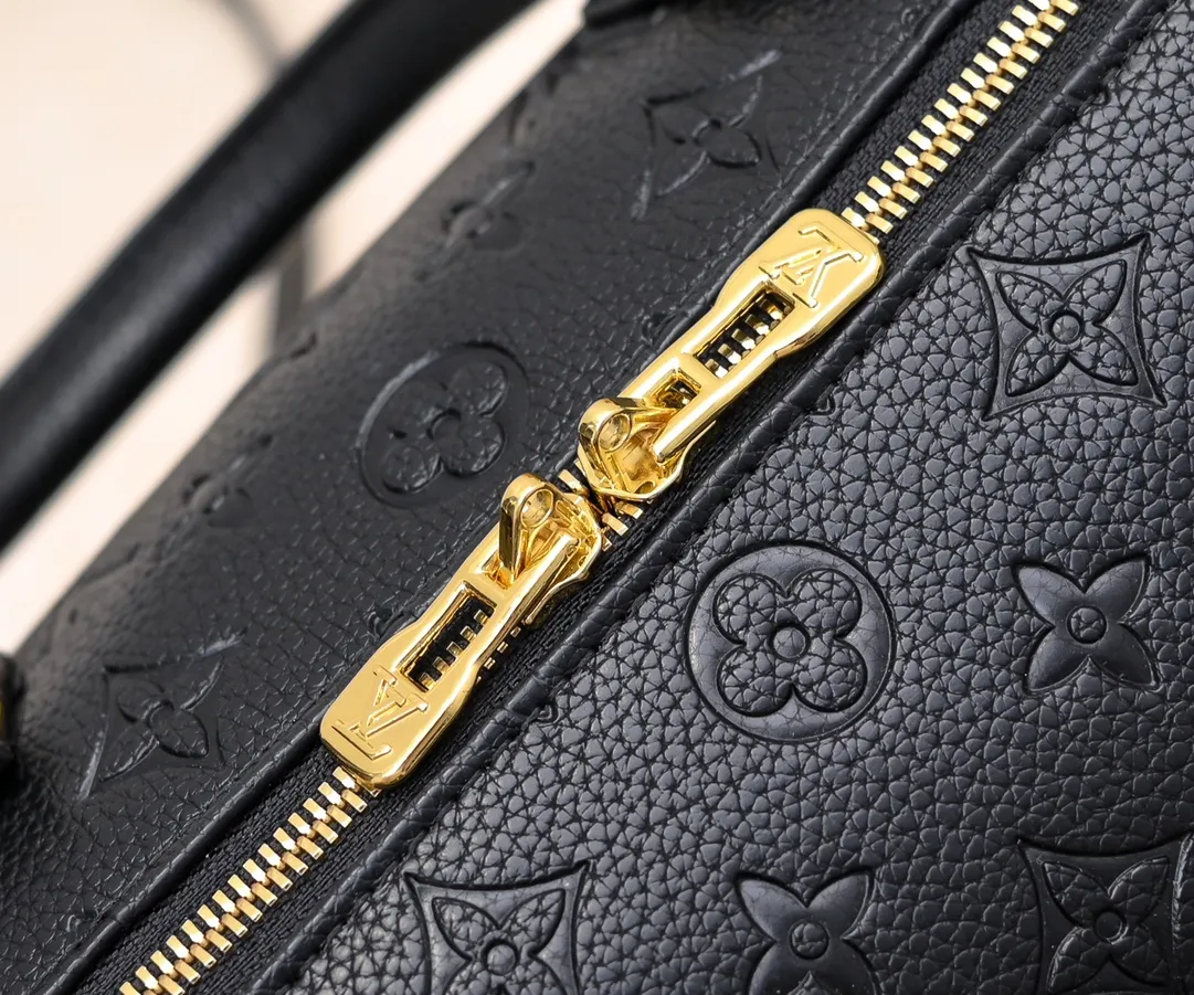 Batch 300💰Upgraded from the original M47186 M11323 M40391 This Speedy Soft 30 handbag renews the classic design of the Speedy handbag, using Monogram Empreinte leather and suede cowhide lining to create a light and soft structure. Whether carried by hand, cross-body or shoulder, you can create a trendy look. Dimensions: 30x21x17 cm