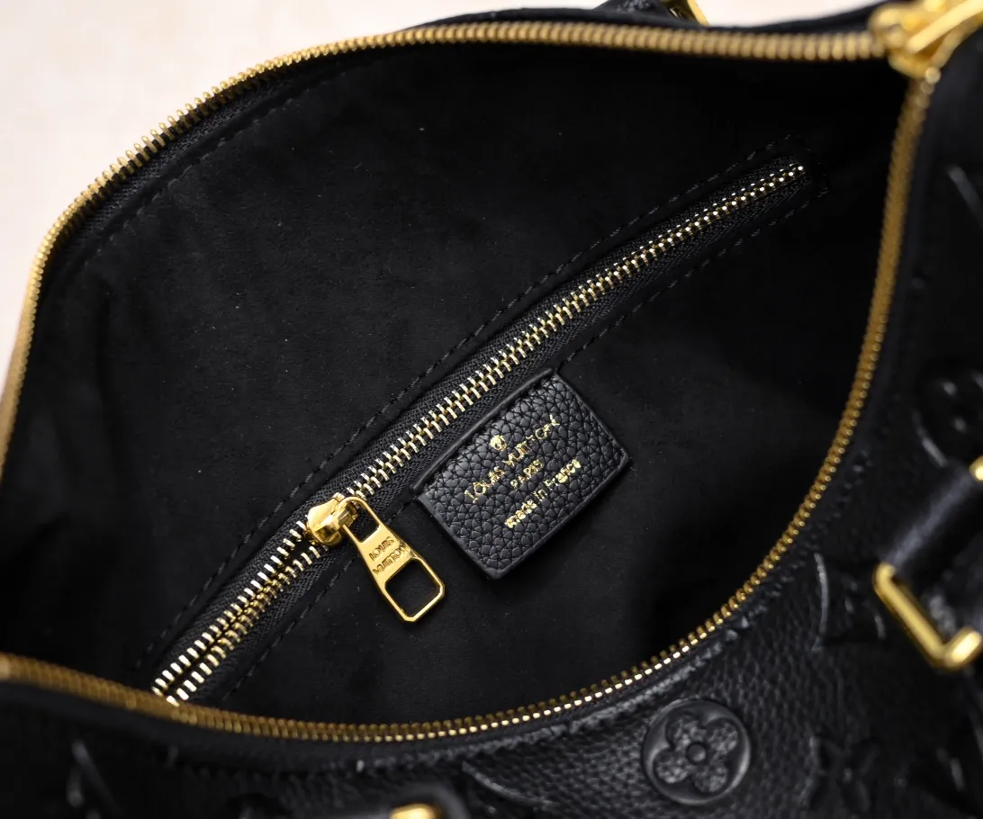 Batch 300💰Upgraded from the original M47186 M11323 M40391 This Speedy Soft 30 handbag renews the classic design of the Speedy handbag, using Monogram Empreinte leather and suede cowhide lining to create a light and soft structure. Whether carried by hand, cross-body or shoulder, you can create a trendy look. Dimensions: 30x21x17 cm