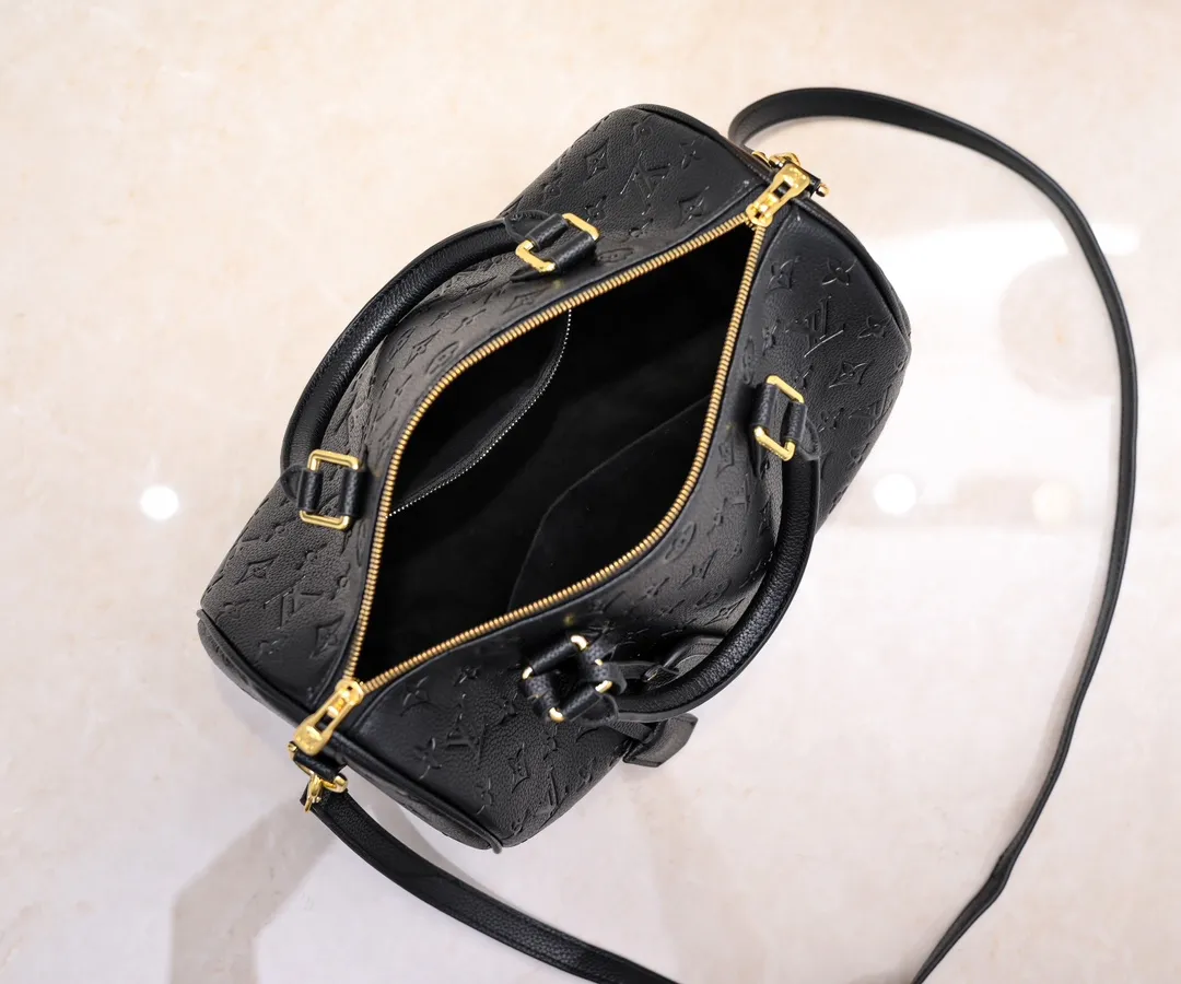Batch 300💰Upgraded from the original M47186 M11323 M40391 This Speedy Soft 30 handbag renews the classic design of the Speedy handbag, using Monogram Empreinte leather and suede cowhide lining to create a light and soft structure. Whether carried by hand, cross-body or shoulder, you can create a trendy look. Dimensions: 30x21x17 cm