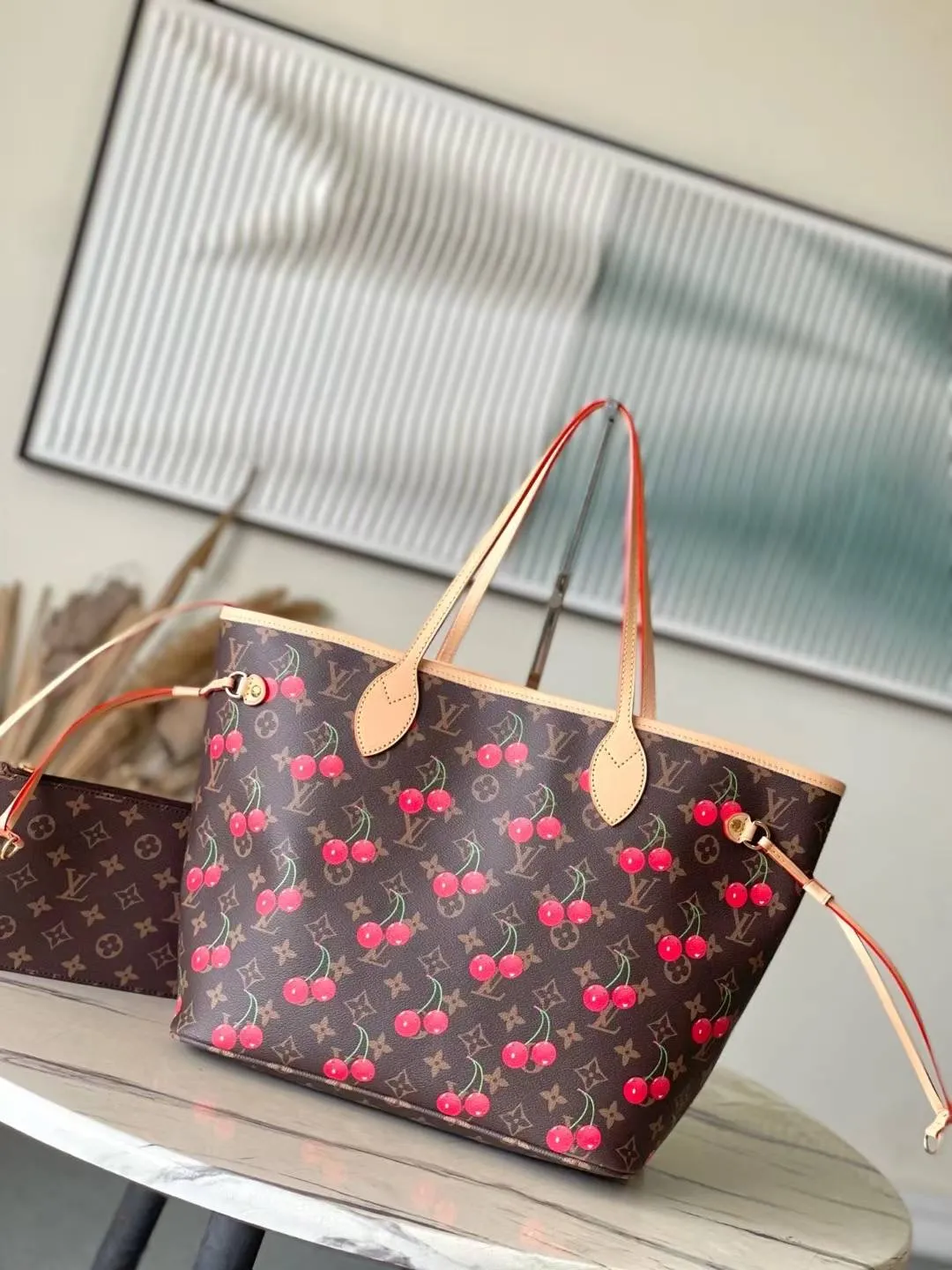 💰1080 Top Original Order M13263 This medium-sized Neverfull handbag reinterprets the cheerful elements of the Louis Vuitton Cow leather trim completes the classic style. Dimensions: 31 × 28 × 14 cm
