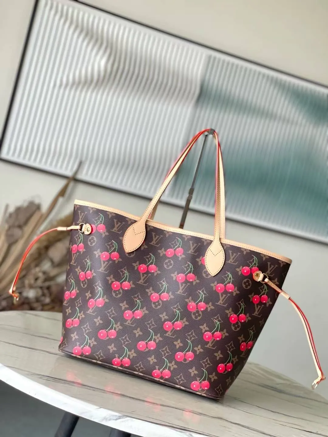 💰1080 Top Original Order M13263 This medium-sized Neverfull handbag reinterprets the cheerful elements of the Louis Vuitton Cow leather trim completes the classic style. Dimensions: 31 × 28 × 14 cm