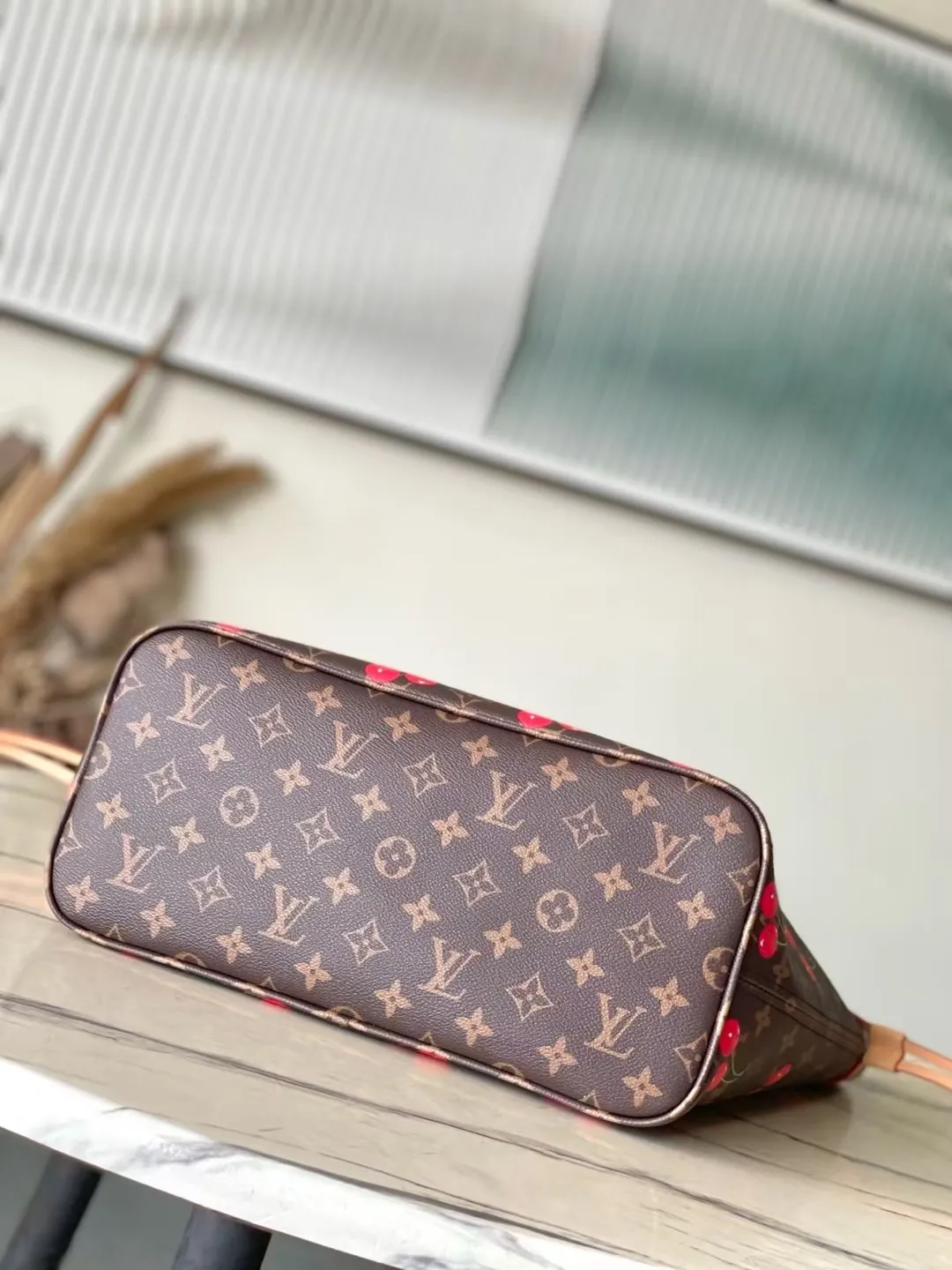 💰1080 Top Original Order M13263 This medium-sized Neverfull handbag reinterprets the cheerful elements of the Louis Vuitton Cow leather trim completes the classic style. Dimensions: 31 × 28 × 14 cm