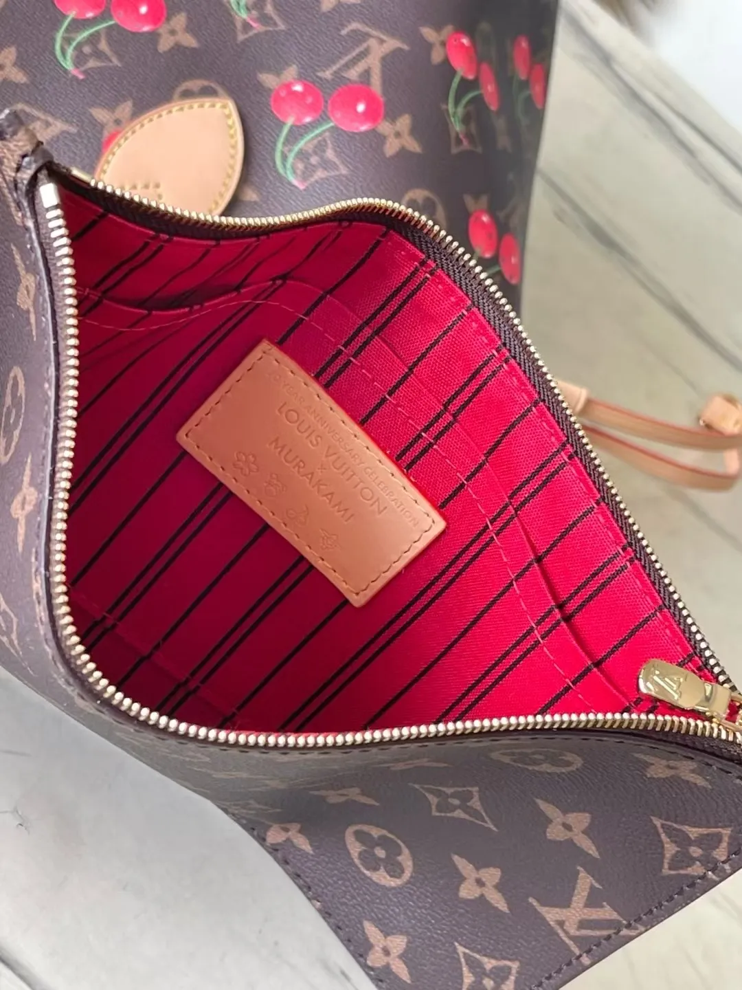💰1080 Top Original Order M13263 This medium-sized Neverfull handbag reinterprets the cheerful elements of the Louis Vuitton Cow leather trim completes the classic style. Dimensions: 31 × 28 × 14 cm