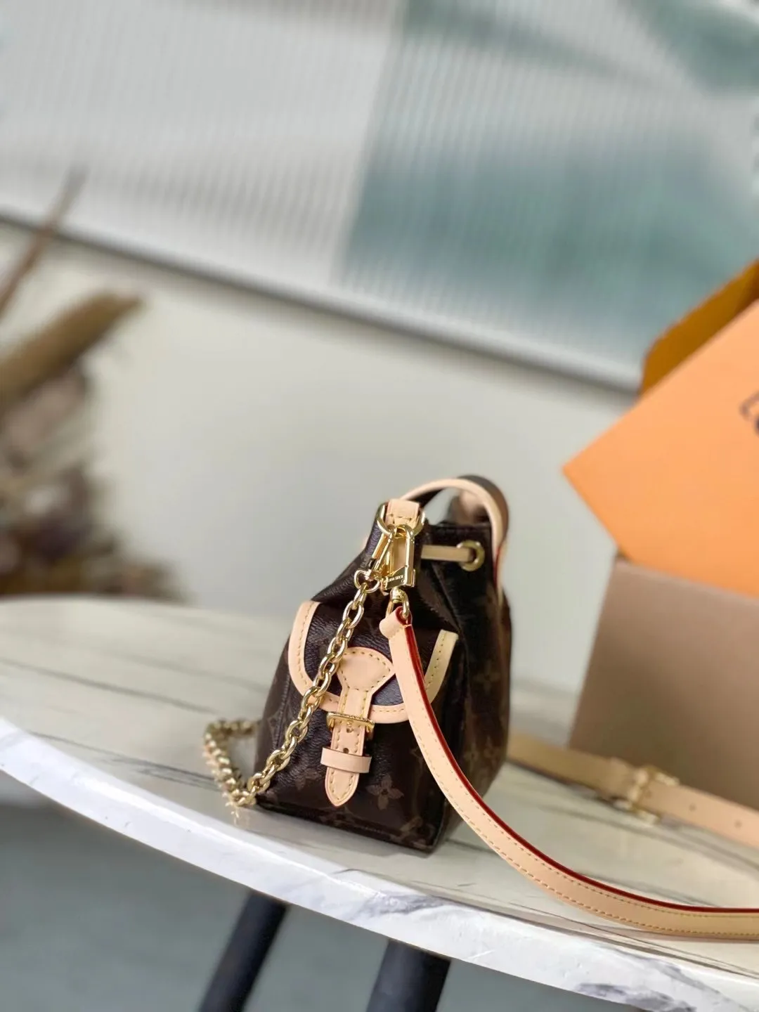 💰880 The top original M25085 Odysee handbag is from the 2025 early autumn series, paying tribute to the brand heritage with stylish daily design. The dazzling buckle and detachable chain accentuate the Monogram canvas body, and the side pockets are convenient for accessing keys, lipstick and other small items. Dimensions: 27 × 17 × 12 cm
