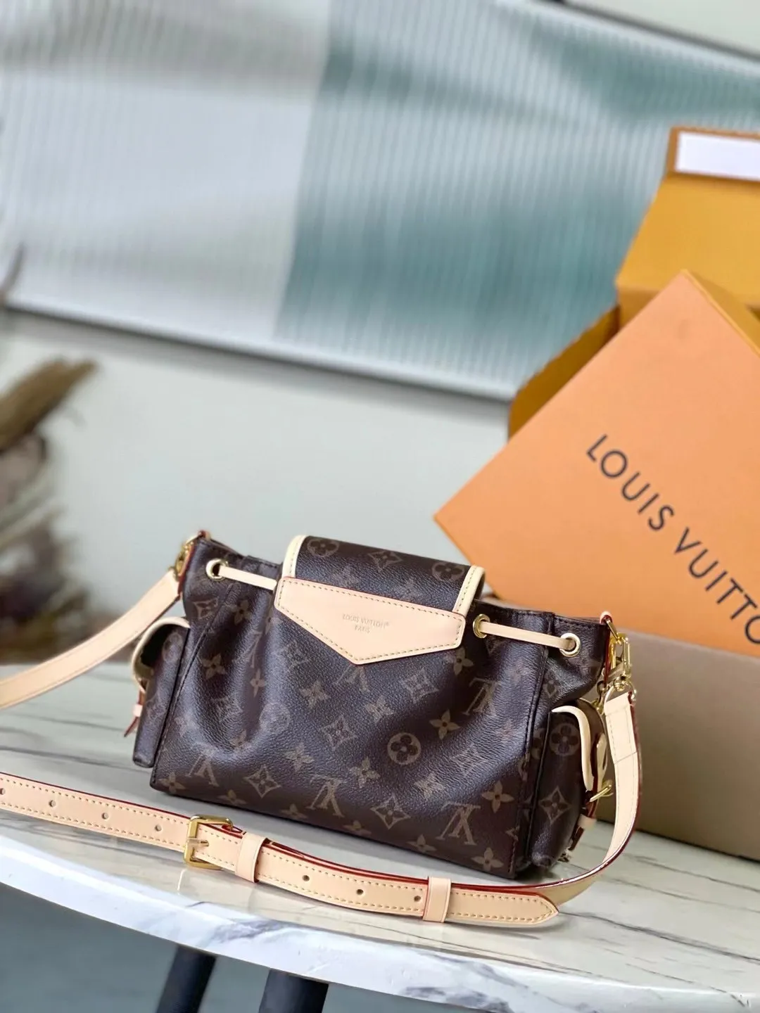 💰880 The top original M25085 Odysee handbag is from the 2025 early autumn series, paying tribute to the brand heritage with stylish daily design. The dazzling buckle and detachable chain accentuate the Monogram canvas body, and the side pockets are convenient for accessing keys, lipstick and other small items. Dimensions: 27 × 17 × 12 cm