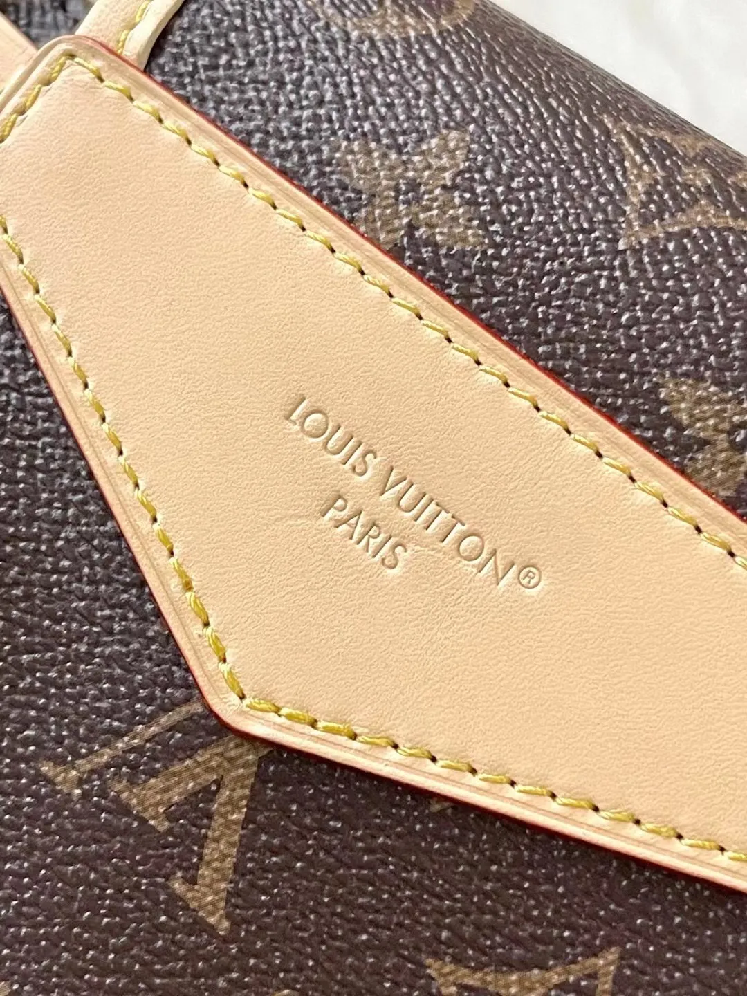 💰880 The top original M25085 Odysee handbag is from the 2025 early autumn series, paying tribute to the brand heritage with stylish daily design. The dazzling buckle and detachable chain accentuate the Monogram canvas body, and the side pockets are convenient for accessing keys, lipstick and other small items. Dimensions: 27 × 17 × 12 cm