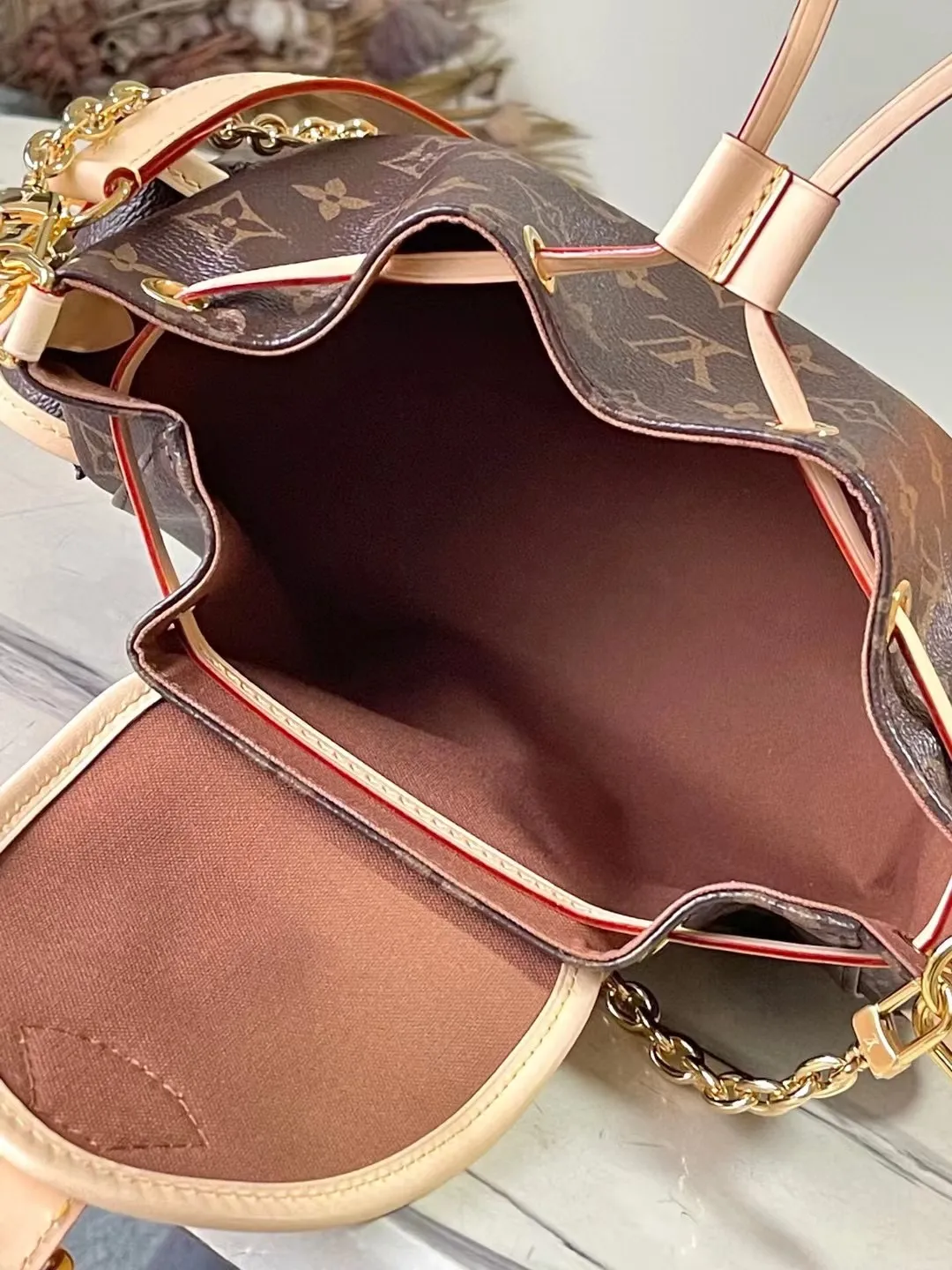 💰880 The top original M25085 Odysee handbag is from the 2025 early autumn series, paying tribute to the brand heritage with stylish daily design. The dazzling buckle and detachable chain accentuate the Monogram canvas body, and the side pockets are convenient for accessing keys, lipstick and other small items. Dimensions: 27 × 17 × 12 cm