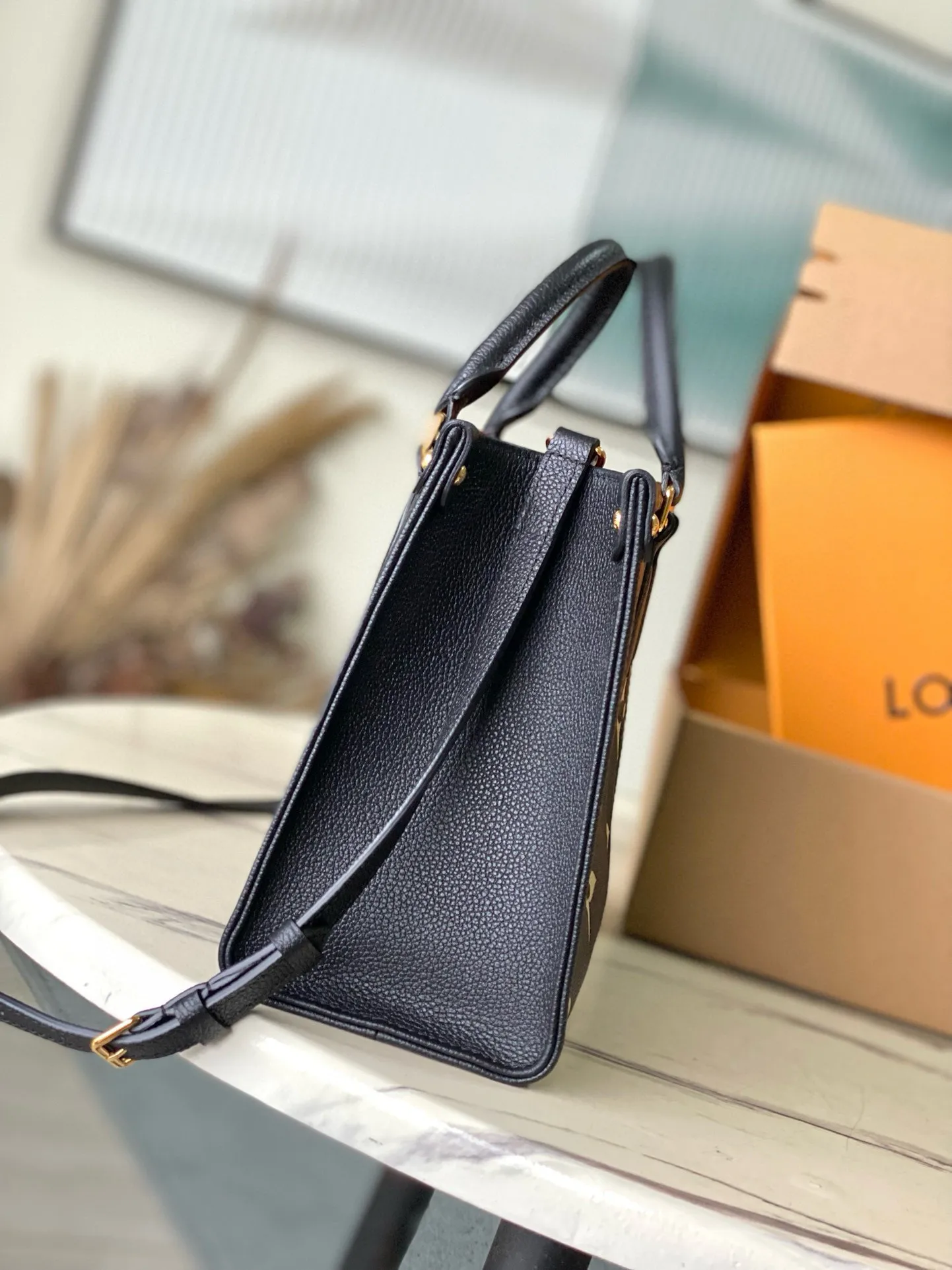 💰1040 (first-grain leather) top-quality original M45659 black silk screen Onthego small Tote bag draws inspiration from the classic Sac Plat handbag in 1968. It is made of Monogram Empreinte leather with Medium Bicolor Monogram pattern embossed to create a miniature version, which can store daily necessities such as iPad Mini. Flexible handles and detachable shoulder strap enrich carrying options. Dimensions: 25 x 19 x 11.5 cm