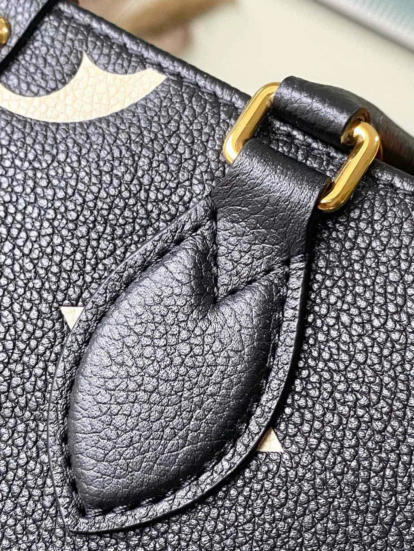 💰1040 (first-grain leather) top-quality original M45659 black silk screen Onthego small Tote bag draws inspiration from the classic Sac Plat handbag in 1968. It is made of Monogram Empreinte leather with Medium Bicolor Monogram pattern embossed to create a miniature version, which can store daily necessities such as iPad Mini. Flexible handles and detachable shoulder strap enrich carrying options. Dimensions: 25 x 19 x 11.5 cm
