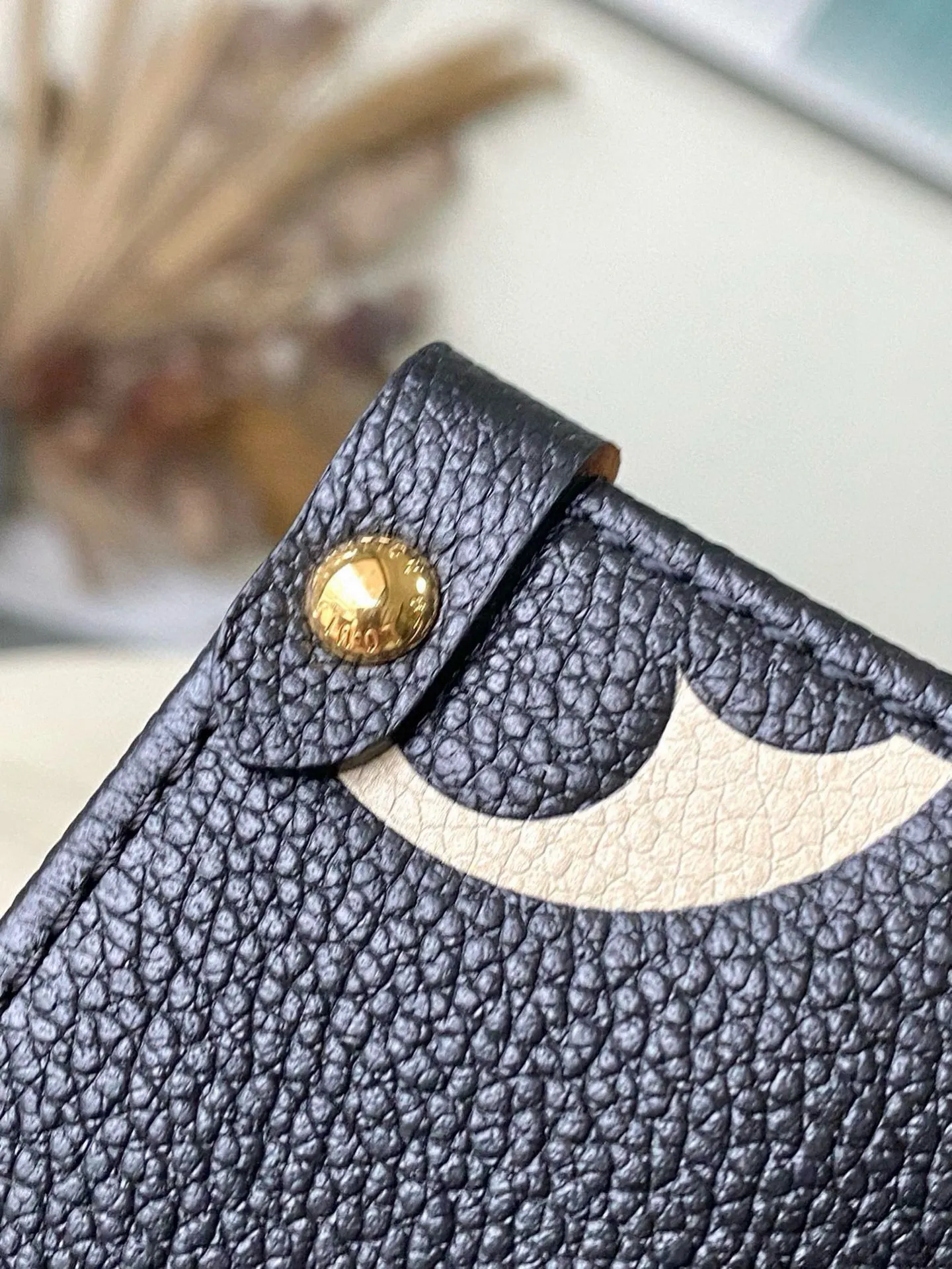 💰1040 (first-grain leather) top-quality original M45659 black silk screen Onthego small Tote bag draws inspiration from the classic Sac Plat handbag in 1968. It is made of Monogram Empreinte leather with Medium Bicolor Monogram pattern embossed to create a miniature version, which can store daily necessities such as iPad Mini. Flexible handles and detachable shoulder strap enrich carrying options. Dimensions: 25 x 19 x 11.5 cm