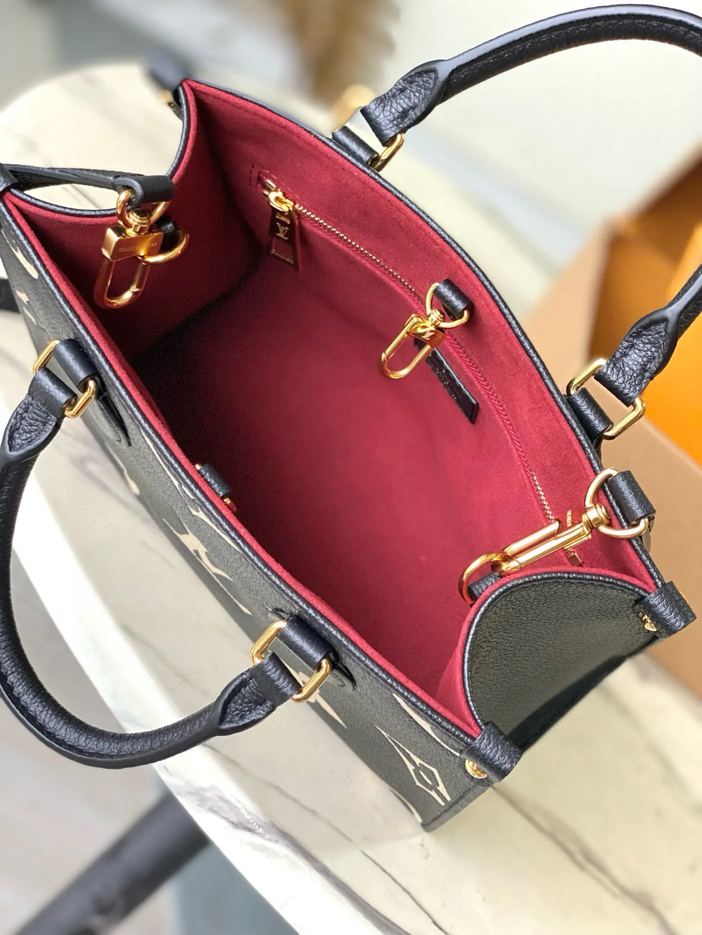 💰1040 (first-grain leather) top-quality original M45659 black silk screen Onthego small Tote bag draws inspiration from the classic Sac Plat handbag in 1968. It is made of Monogram Empreinte leather with Medium Bicolor Monogram pattern embossed to create a miniature version, which can store daily necessities such as iPad Mini. Flexible handles and detachable shoulder strap enrich carrying options. Dimensions: 25 x 19 x 11.5 cm