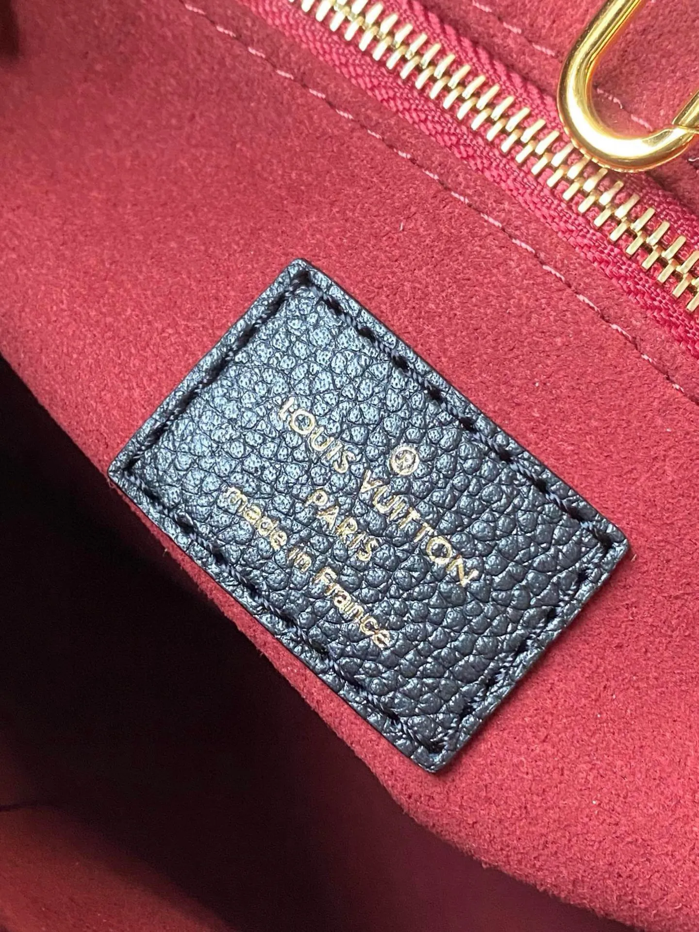 💰1040 (first-grain leather) top-quality original M45659 black silk screen Onthego small Tote bag draws inspiration from the classic Sac Plat handbag in 1968. It is made of Monogram Empreinte leather with Medium Bicolor Monogram pattern embossed to create a miniature version, which can store daily necessities such as iPad Mini. Flexible handles and detachable shoulder strap enrich carrying options. Dimensions: 25 x 19 x 11.5 cm