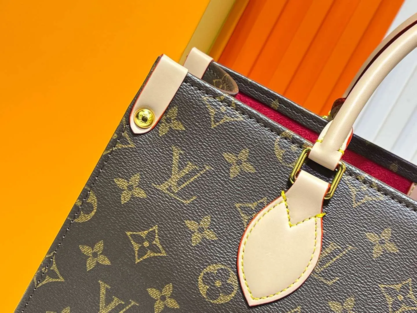Batch 300💰M45039 M13668!🔥Lv&Takashi Murakami🐼Panda print OnTheGo new version The legendary ONTHEGO handbag: always able to meet your various needs for handbags. It has a large capacity but is not bulky. It is stiff and soft to the touch, making it suitable for home and travel. Tighten the side ties and it instantly transforms into a stylish urban handbag. Loosen the straps and it transforms into a chic and practical handbag. The slender leather handle can be carried over the shoulder or between the arms. The model shown here is made of Damier Azur canvas. Size: 35x27x14cm