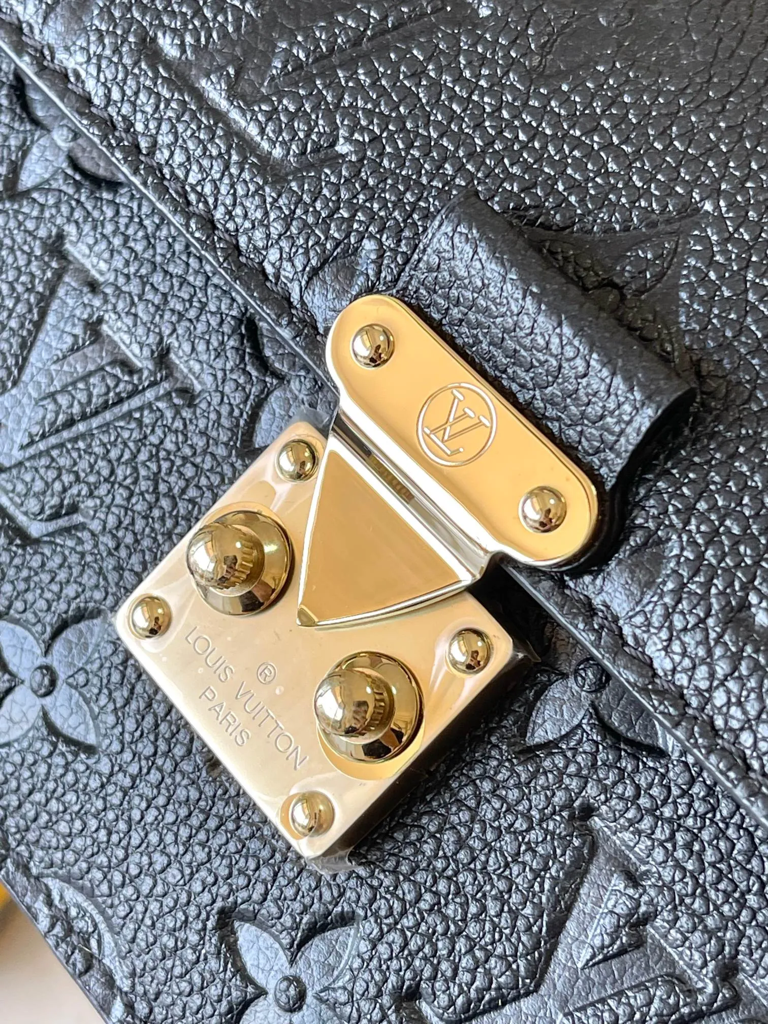 💰2600 [Special grade MB chip version original leather] Wallet On Chain Metis handbag is made of grained Monogram Empreinte leather, model: M82637 black dynamic chip version Material: A-grade all-steel hardware, imported original fabric Packaging: full set of original duty-free MB packaging Size: 19*11*5.5C