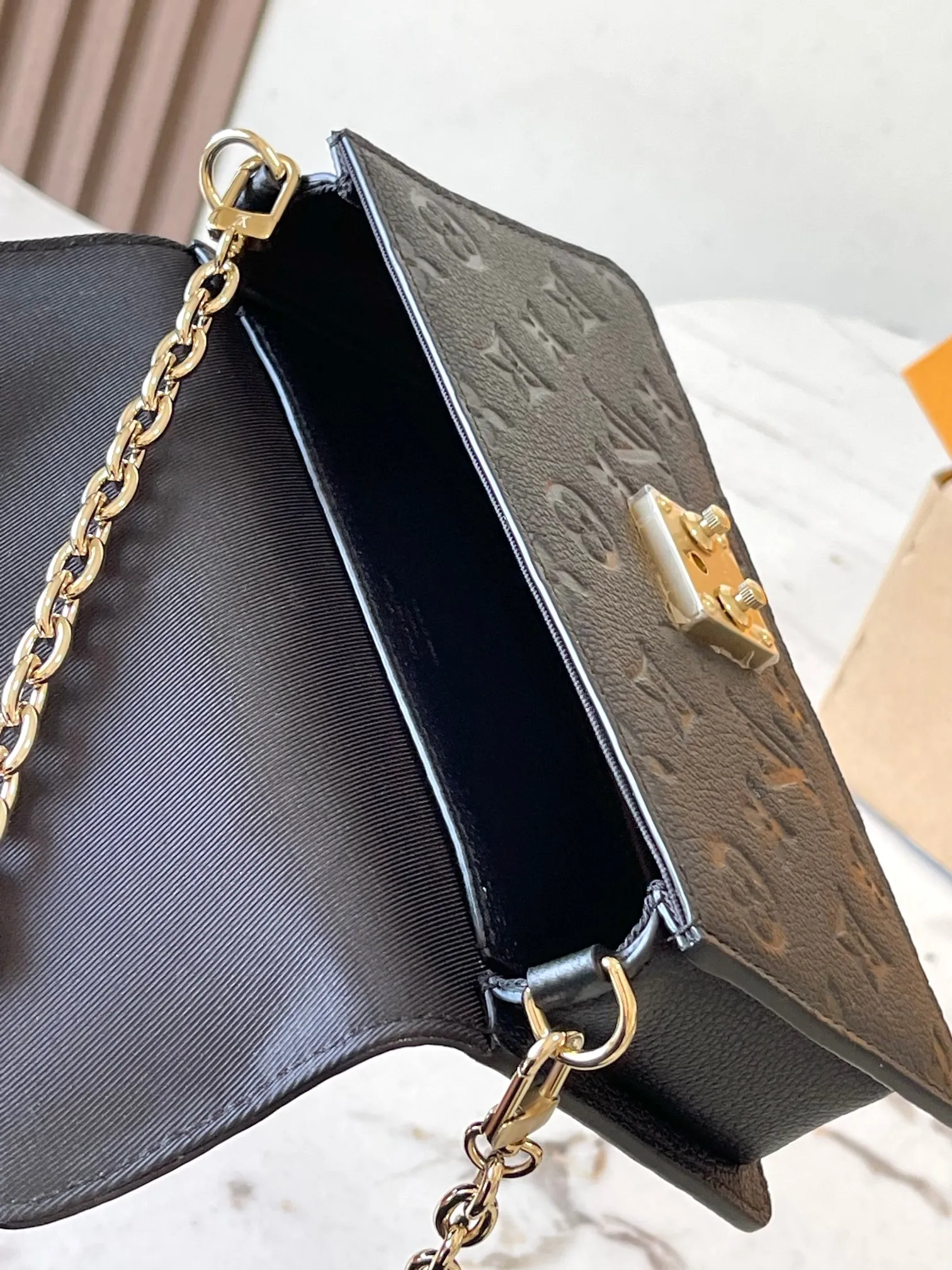 💰2600 [Special grade MB chip version original leather] Wallet On Chain Metis handbag is made of grained Monogram Empreinte leather, model: M82637 black dynamic chip version Material: A-grade all-steel hardware, imported original fabric Packaging: full set of original duty-free MB packaging Size: 19*11*5.5C