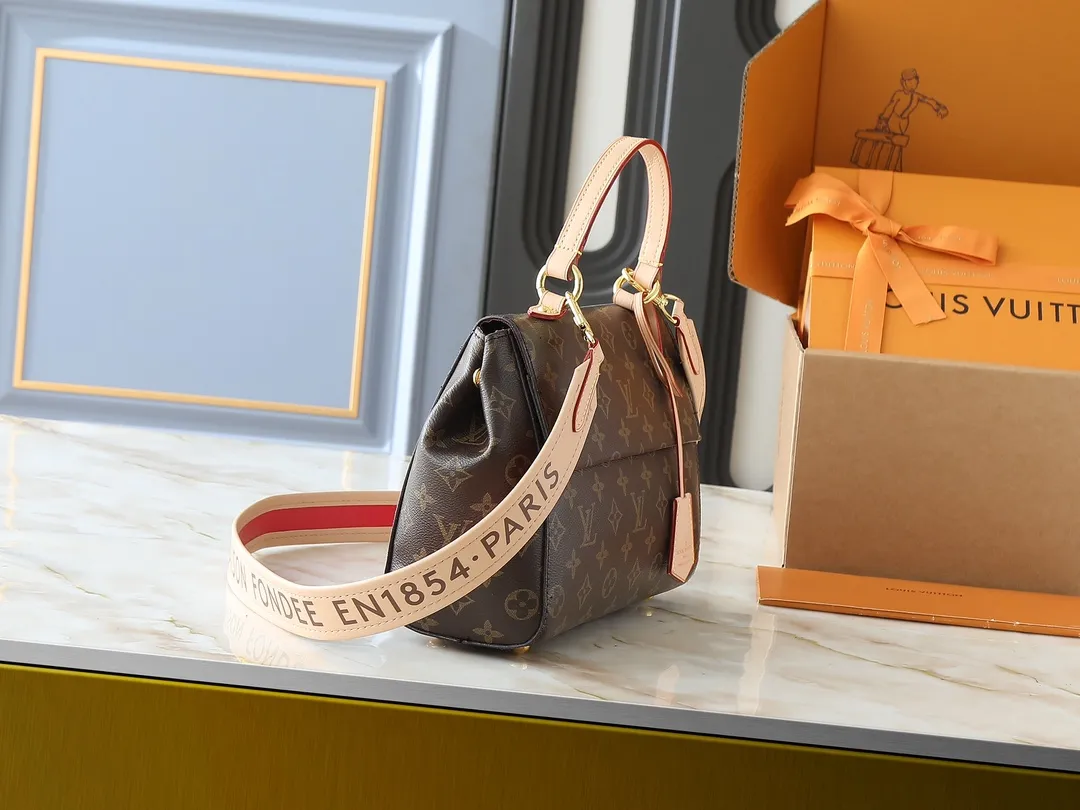 💰260💰Upgraded from the original M42738 M44863. The pure structure and silhouette of this CLUNY BB handbag will never go out of style, and the straps adopt bright colors that are popular nowadays. The Cluny bag is very practical and is the ideal business bag. The top handle can meet the different requirements of hand carry and elbow carry, and the removable shoulder strap can also meet the requirements of shoulder carrying. Magnetic clasp keeps personal finances safely stored. 28.0x 20.0x 10.0cm
