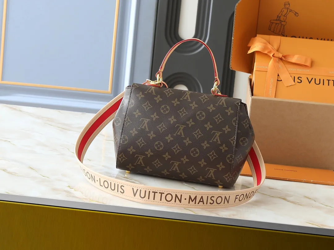 💰260💰Upgraded from the original M42738 M44863. The pure structure and silhouette of this CLUNY BB handbag will never go out of style, and the straps adopt bright colors that are popular nowadays. The Cluny bag is very practical and is the ideal business bag. The top handle can meet the different requirements of hand carry and elbow carry, and the removable shoulder strap can also meet the requirements of shoulder carrying. Magnetic clasp keeps personal finances safely stored. 28.0x 20.0x 10.0cm