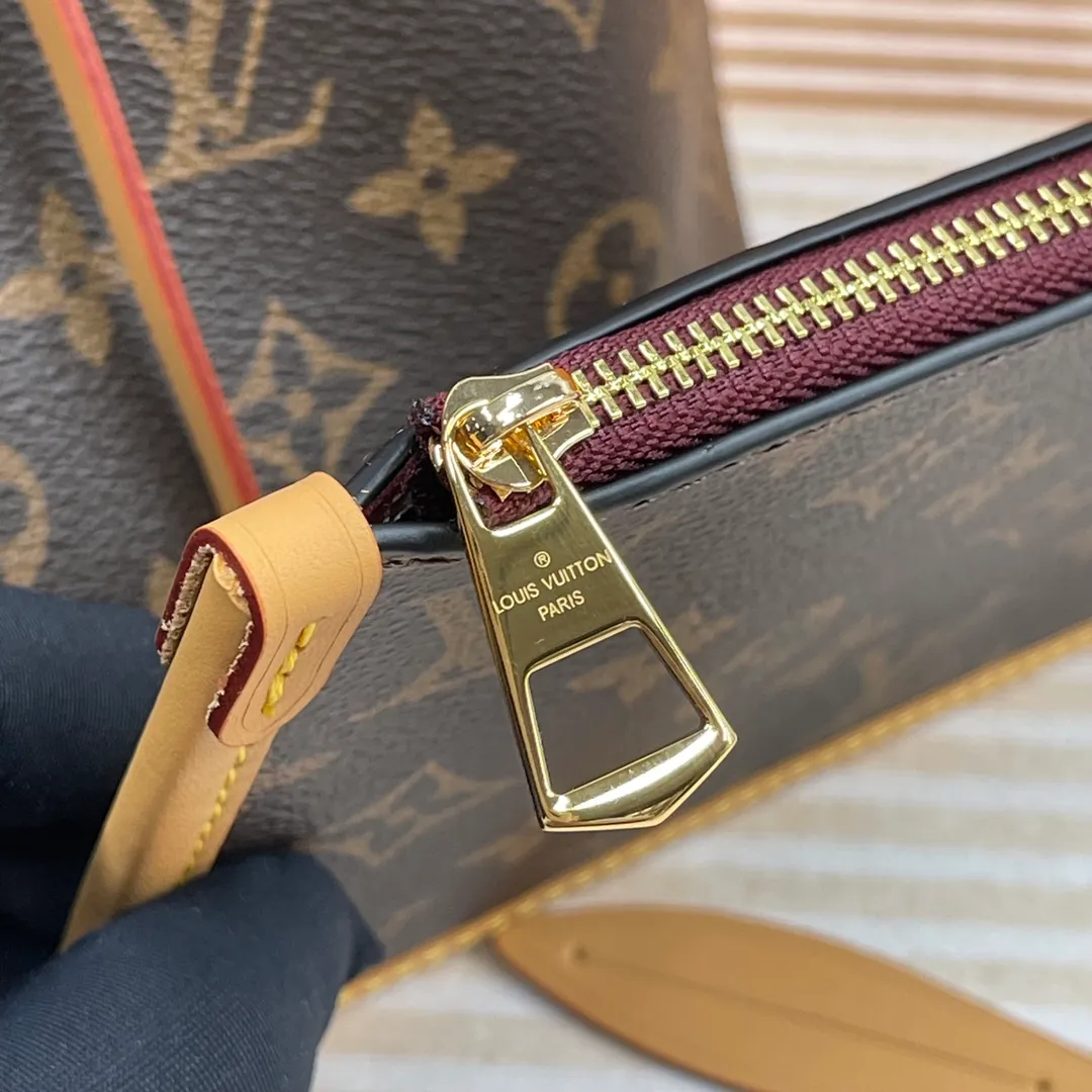 [Upgraded version] P640🐶Upgraded version. High quality. Semi-steel hardware❣️M46203🐶 Comes with a complete set of packaging✌️CARRYALL small handbag CarryAll small handbag is made of Monogram canvas and leather trim, making it a personal companion for urban life. The generous construction has a neat interior and a large interior pocket adds a functional element. Monogram canvas zippered clutch secured with leather strap. Dimensions: 29 x 24 x 12 cm