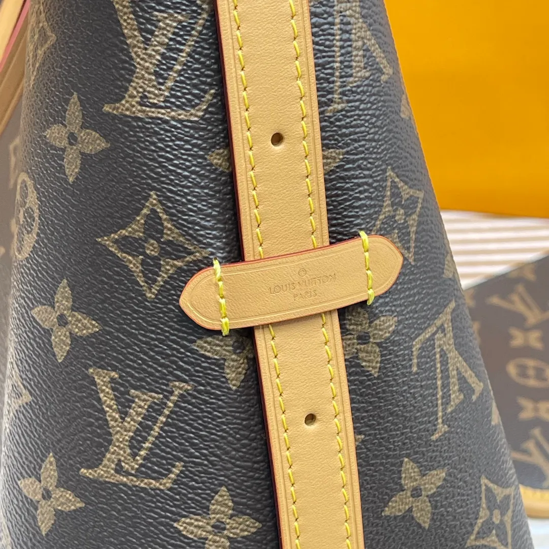 [Upgraded version] P640🐶Upgraded version. High quality. Semi-steel hardware❣️M46203🐶 Comes with a complete set of packaging✌️CARRYALL small handbag CarryAll small handbag is made of Monogram canvas and leather trim, making it a personal companion for urban life. The generous construction has a neat interior and a large interior pocket adds a functional element. Monogram canvas zippered clutch secured with leather strap. Dimensions: 29 x 24 x 12 cm