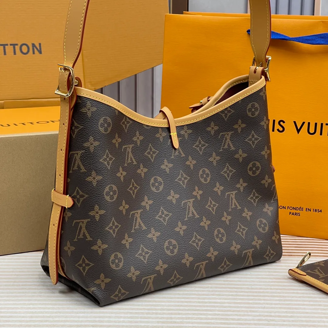 [Upgraded version] P640🐶Upgraded version. High quality. Semi-steel hardware❣️M46203🐶 Comes with a complete set of packaging✌️CARRYALL small handbag CarryAll small handbag is made of Monogram canvas and leather trim, making it a personal companion for urban life. The generous construction has a neat interior and a large interior pocket adds a functional element. Monogram canvas zippered clutch secured with leather strap. Dimensions: 29 x 24 x 12 cm