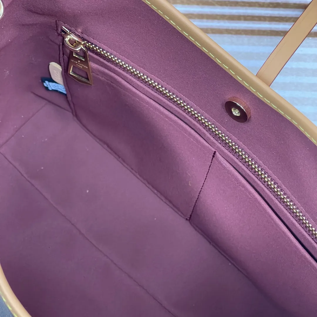 [Upgraded version] P640🐶Upgraded version. High quality. Semi-steel hardware❣️M46203🐶 Comes with a complete set of packaging✌️CARRYALL small handbag CarryAll small handbag is made of Monogram canvas and leather trim, making it a personal companion for urban life. The generous construction has a neat interior and a large interior pocket adds a functional element. Monogram canvas zippered clutch secured with leather strap. Dimensions: 29 x 24 x 12 cm